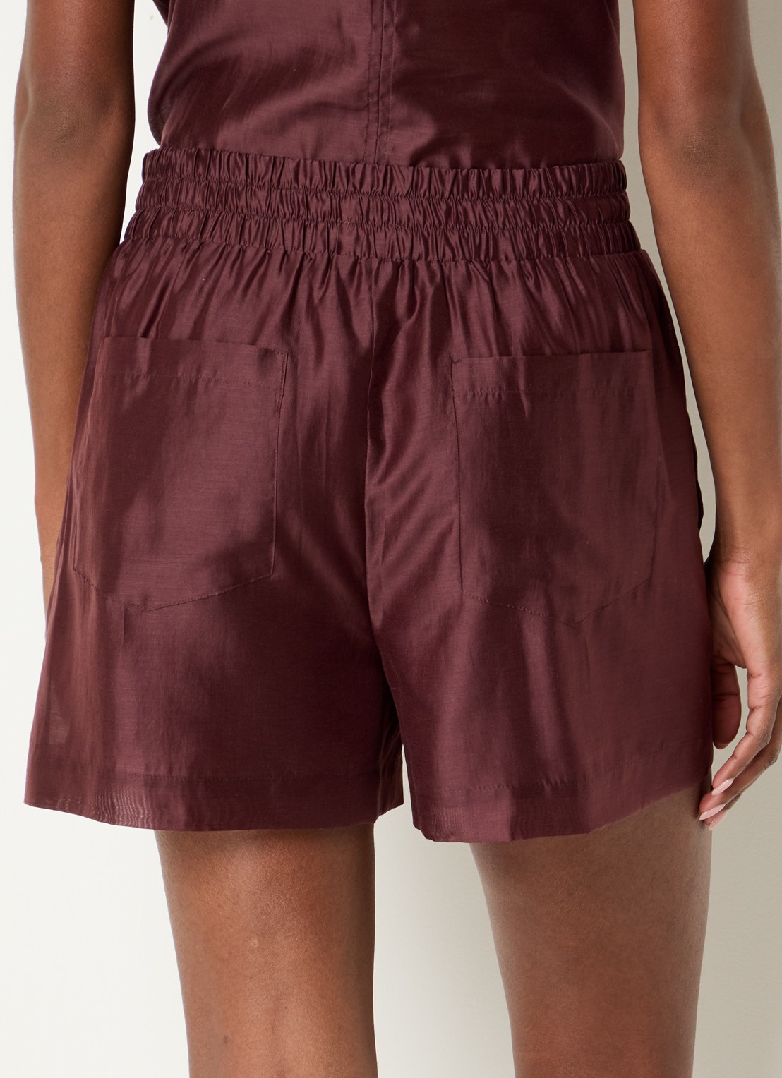 Dante 6 Quentyn mid waist wide fit korte broek met steekzakken - achterkant 3 kastanjebruin
