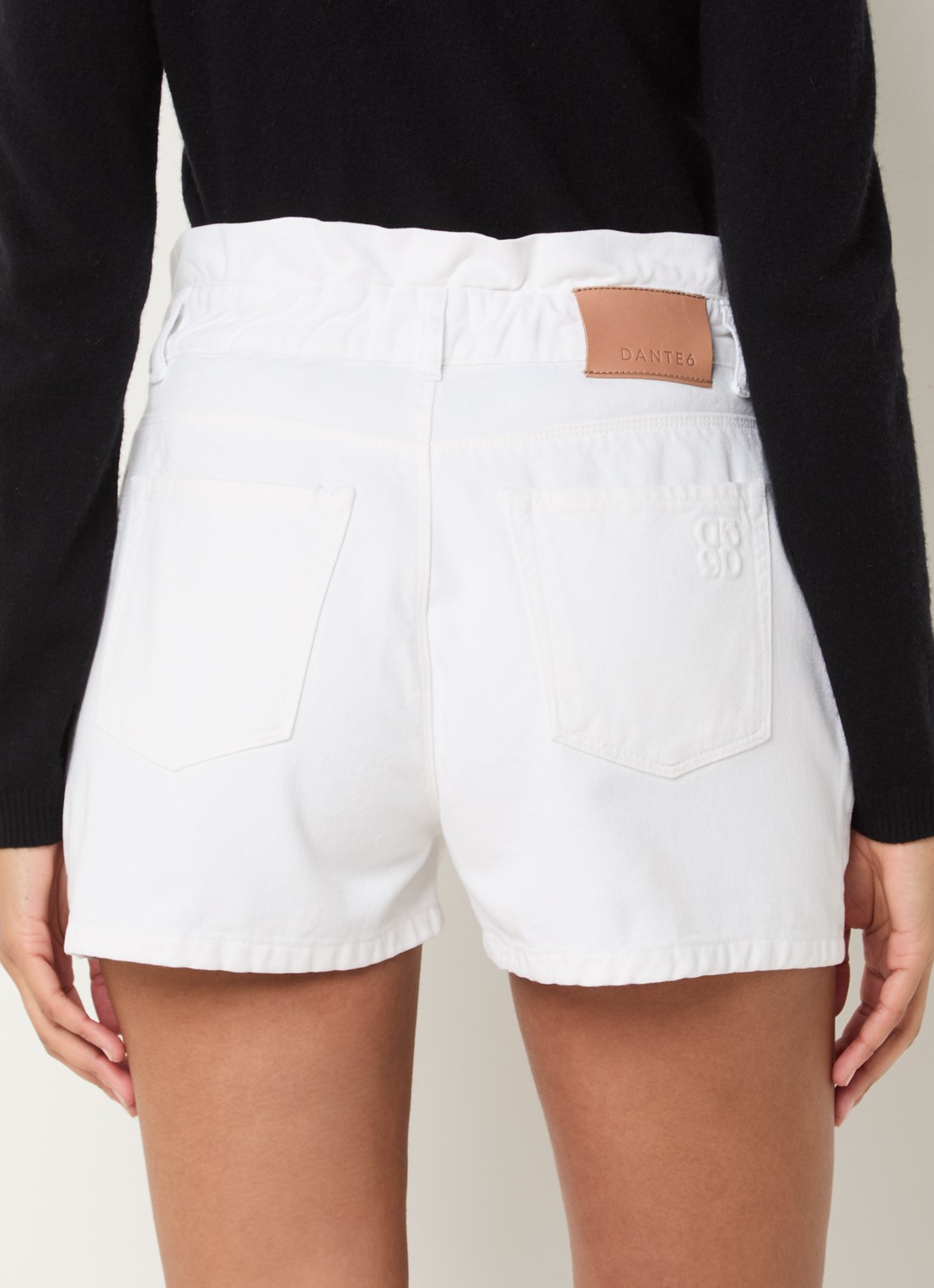 Dante 6 Rosie high waist loose fit korte broek met steekzakken - achterkant wit
