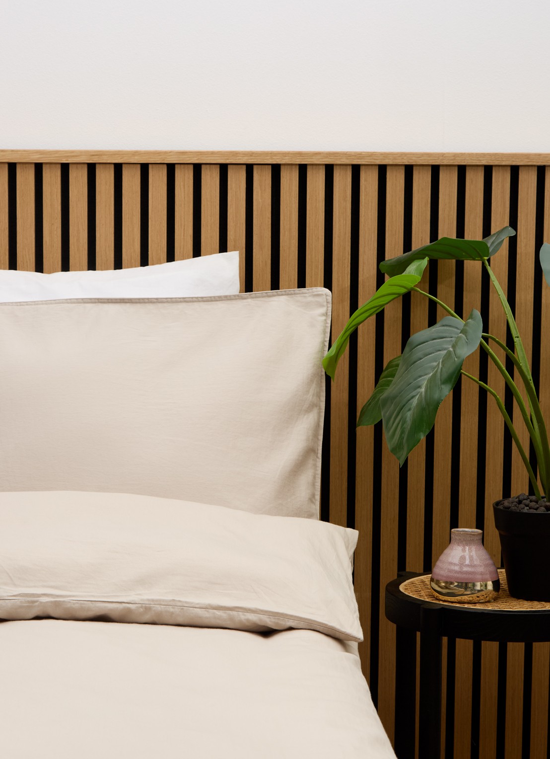 de Bijenkorf Home Dekbedovertrekset van  katoensatijn 300TC - inclusief kussenslopen - voorkant 2 beige