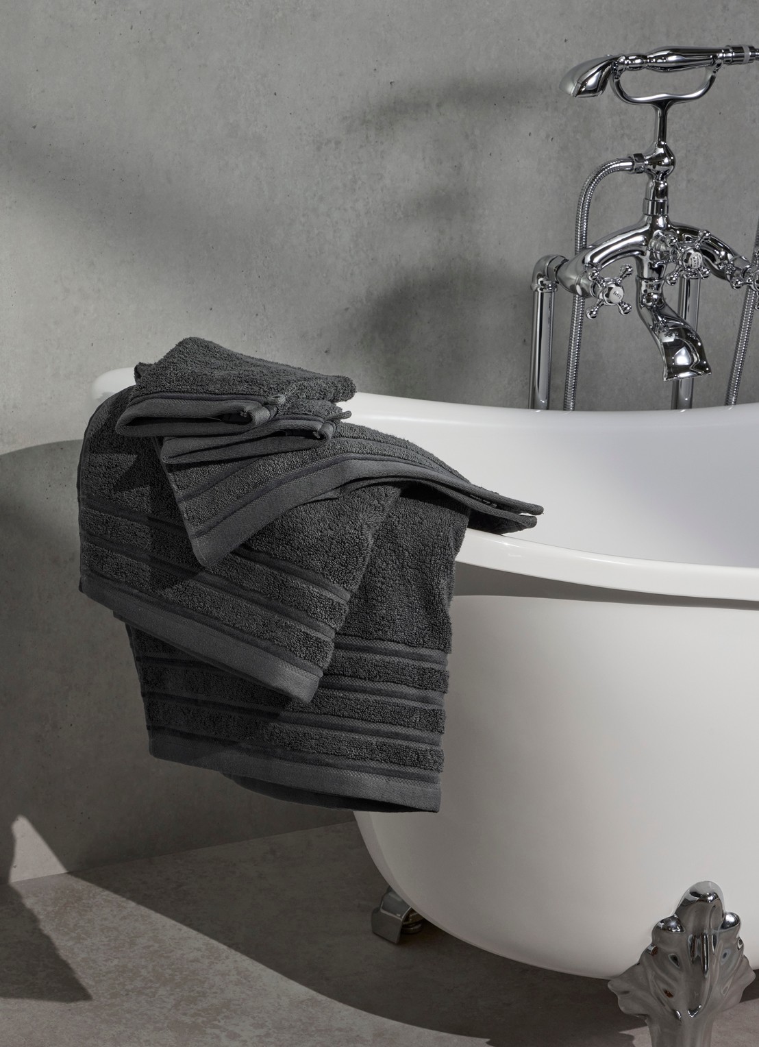 de Bijenkorf Home Evolution badhanddoek - 580 gr/m2 - 60 x 110 cm - voorkant 4 antraciet
