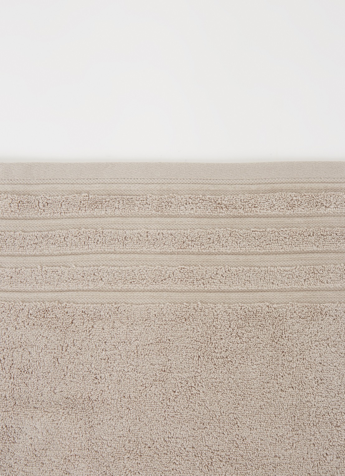 de Bijenkorf Home Evolution badlaken - 580 gr/m2 - 100 x 150 cm - voorkant 2 taupe