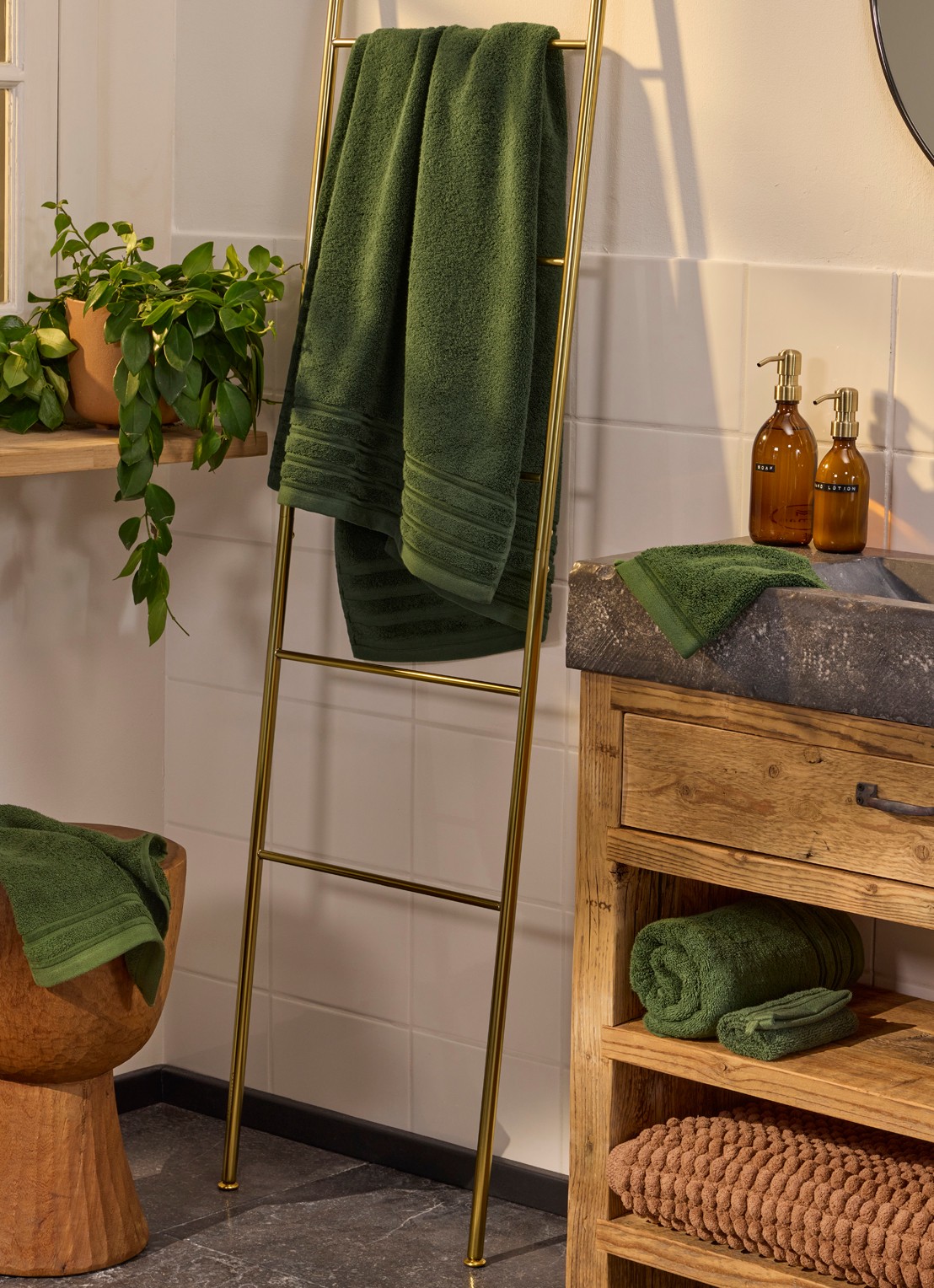 de Bijenkorf Home Evolution badlaken - 580 gr/m2 - 70 x 140 cm - voorkant 2 groen