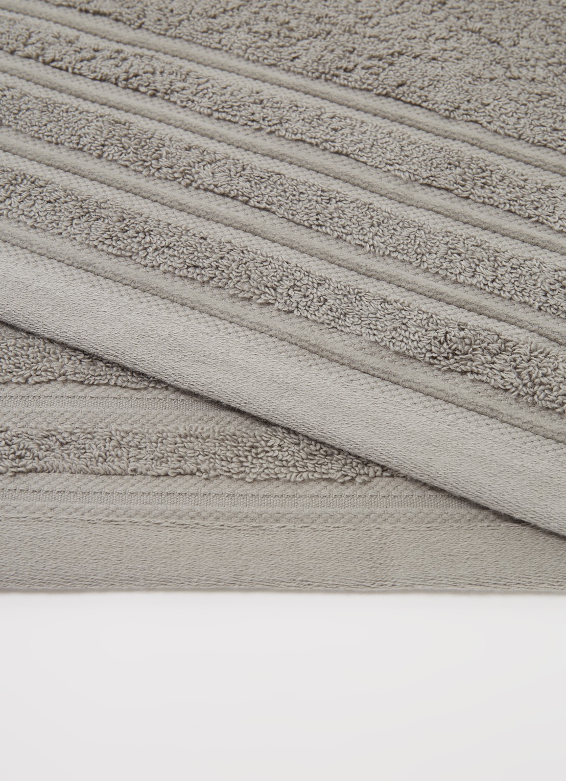 de Bijenkorf Home Evolution badlaken - 580 gr/m2 - 70 x 140 cm - detail lichtgroen