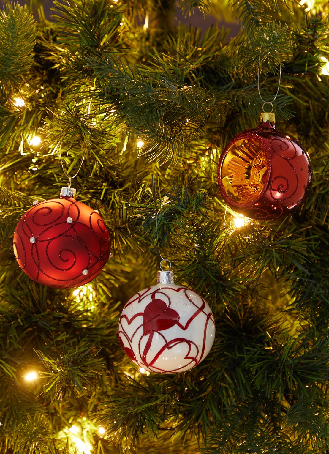 de Bijenkorf Home Hartjes kerstbal 8 cm - voorkant 2 rood