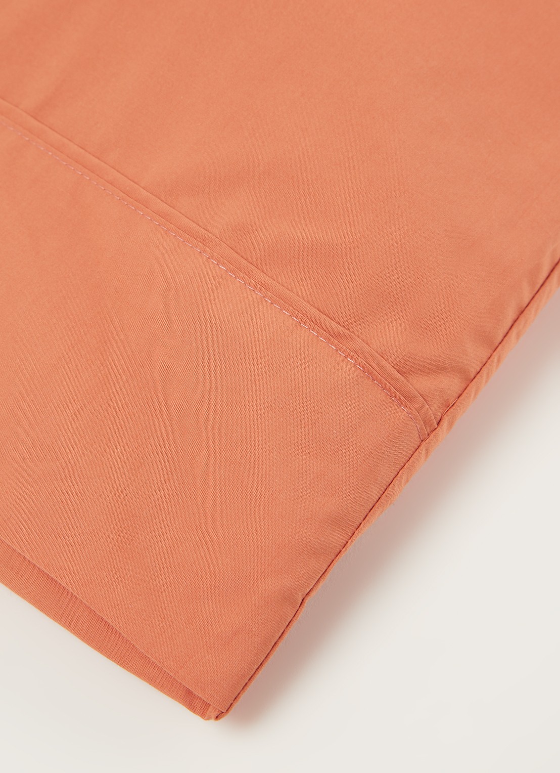de Bijenkorf Home  kussensloop van  katoen 200TC in 2-pack - detail roestbruin