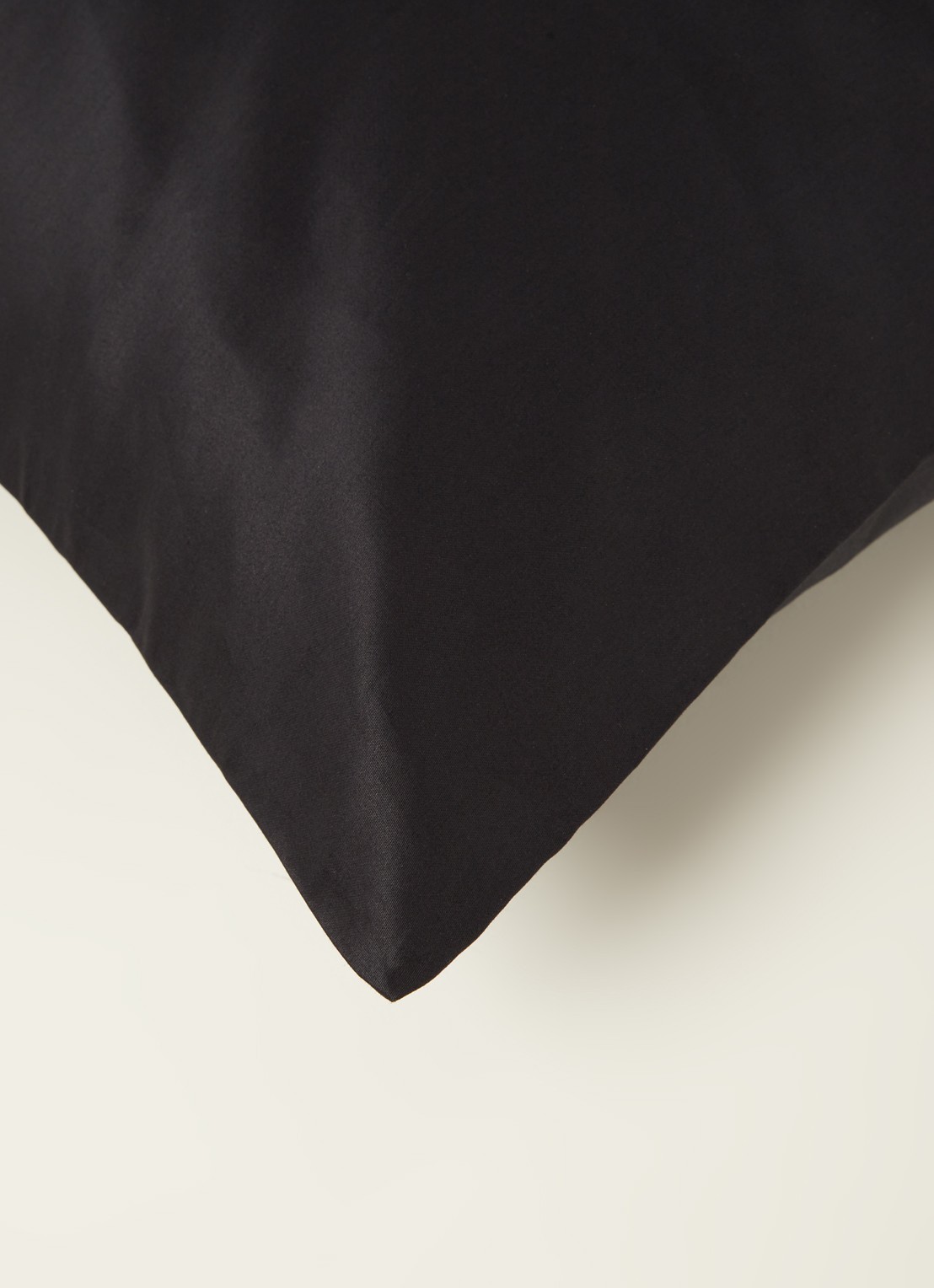 de Bijenkorf Home  kussensloop van  katoensatijn 300TC in 2-pack - detail 3 zwart