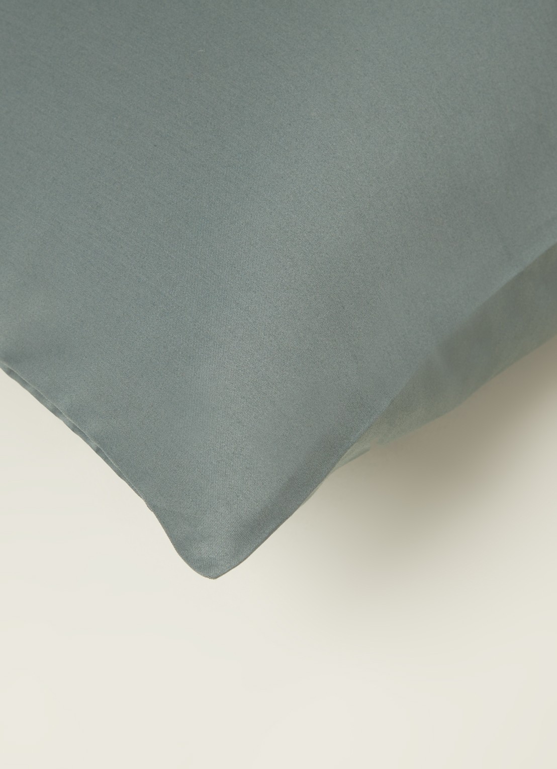 de Bijenkorf Home  kussensloop van  katoensatijn 300TC in 2-pack - detail lindegroen