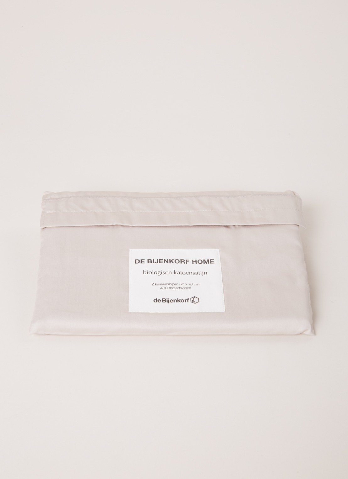 de Bijenkorf Home  kussensloop van  katoensatijn 400TC in 2-pack - detail 3 zand