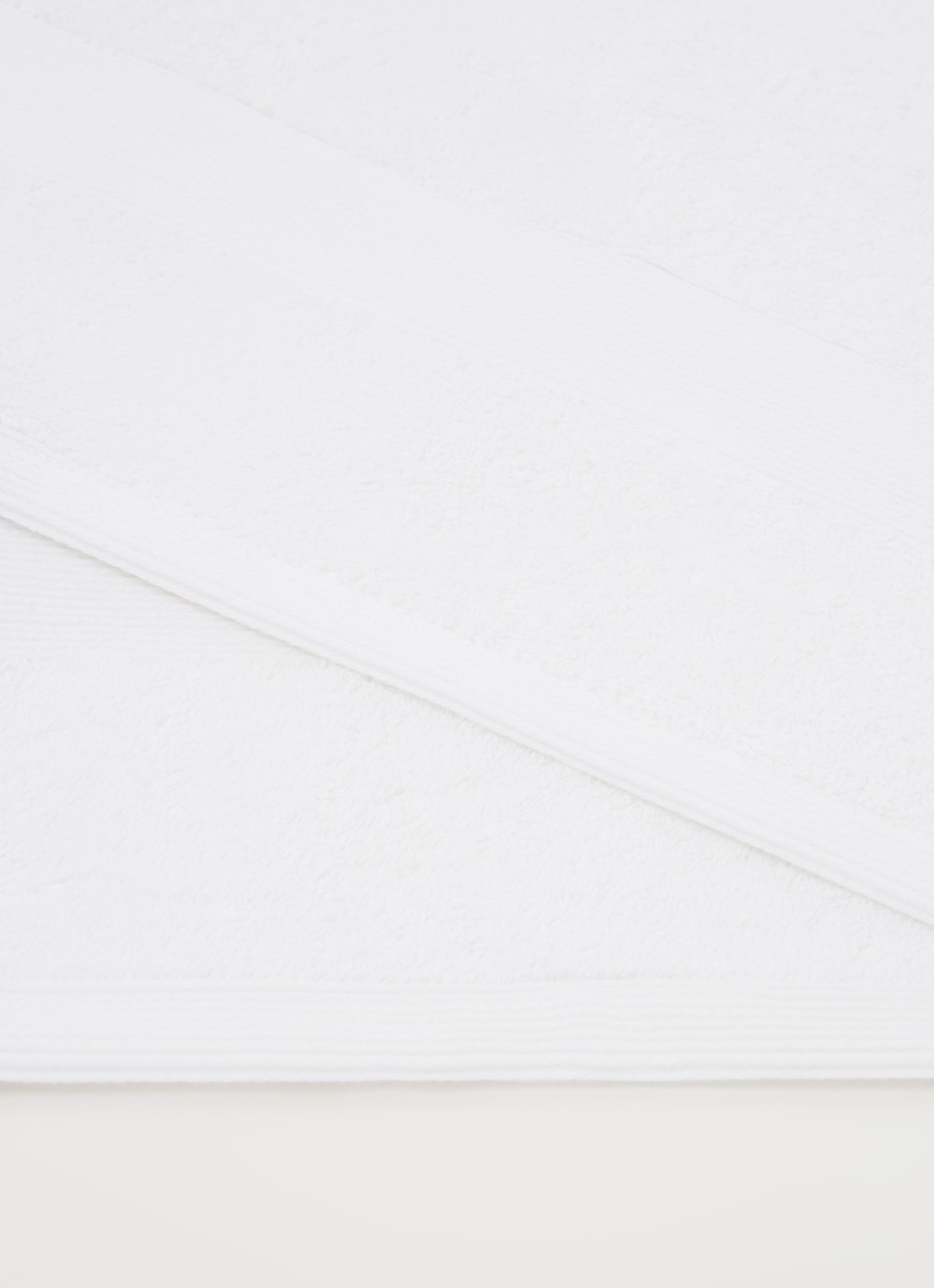 de Bijenkorf Home  Softness badhanddoek - 600 gr/m2 - 60 x 110 cm - detail wit