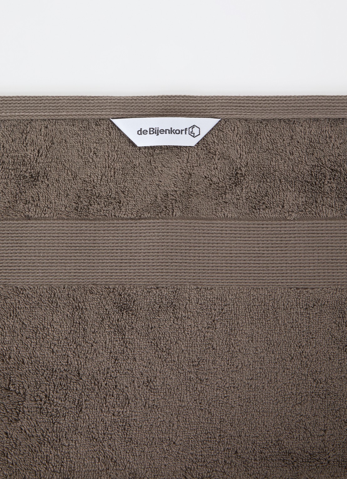 de Bijenkorf Home  Softness badhanddoek - 600 gr/m2 - 60 x 110 cm - detail bruin
