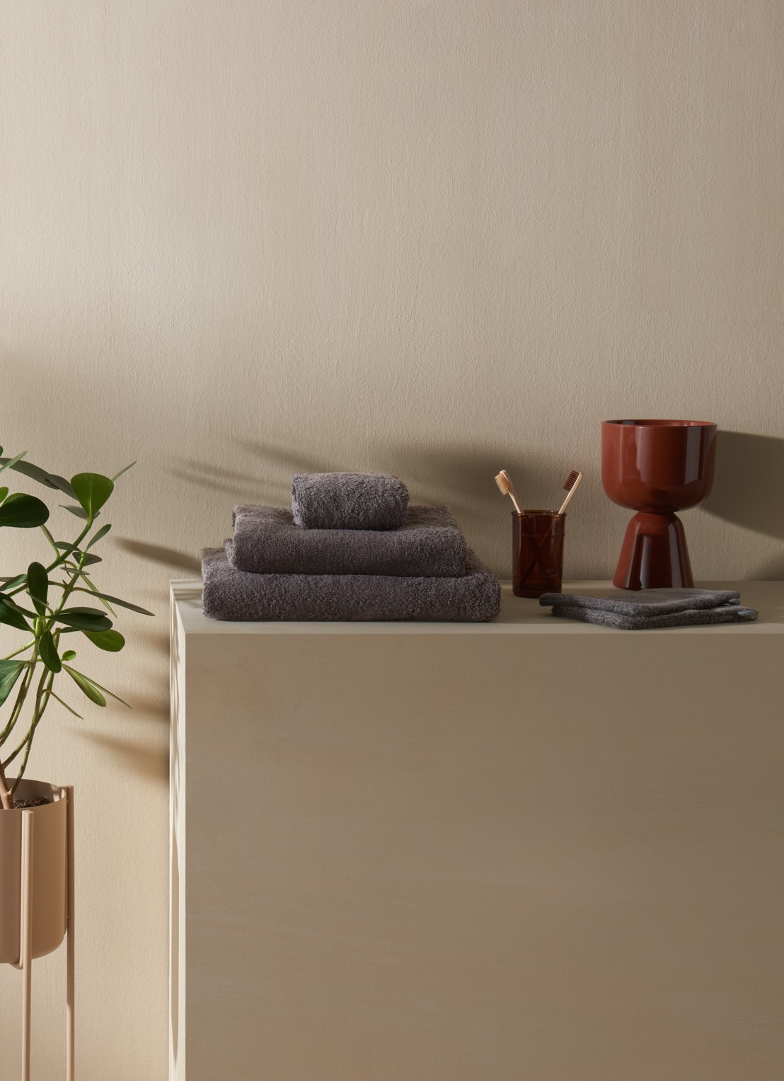 de Bijenkorf Home  Softness badlaken - 600 gr/m2 - 70 x 140 cm - voorkant 2 antraciet