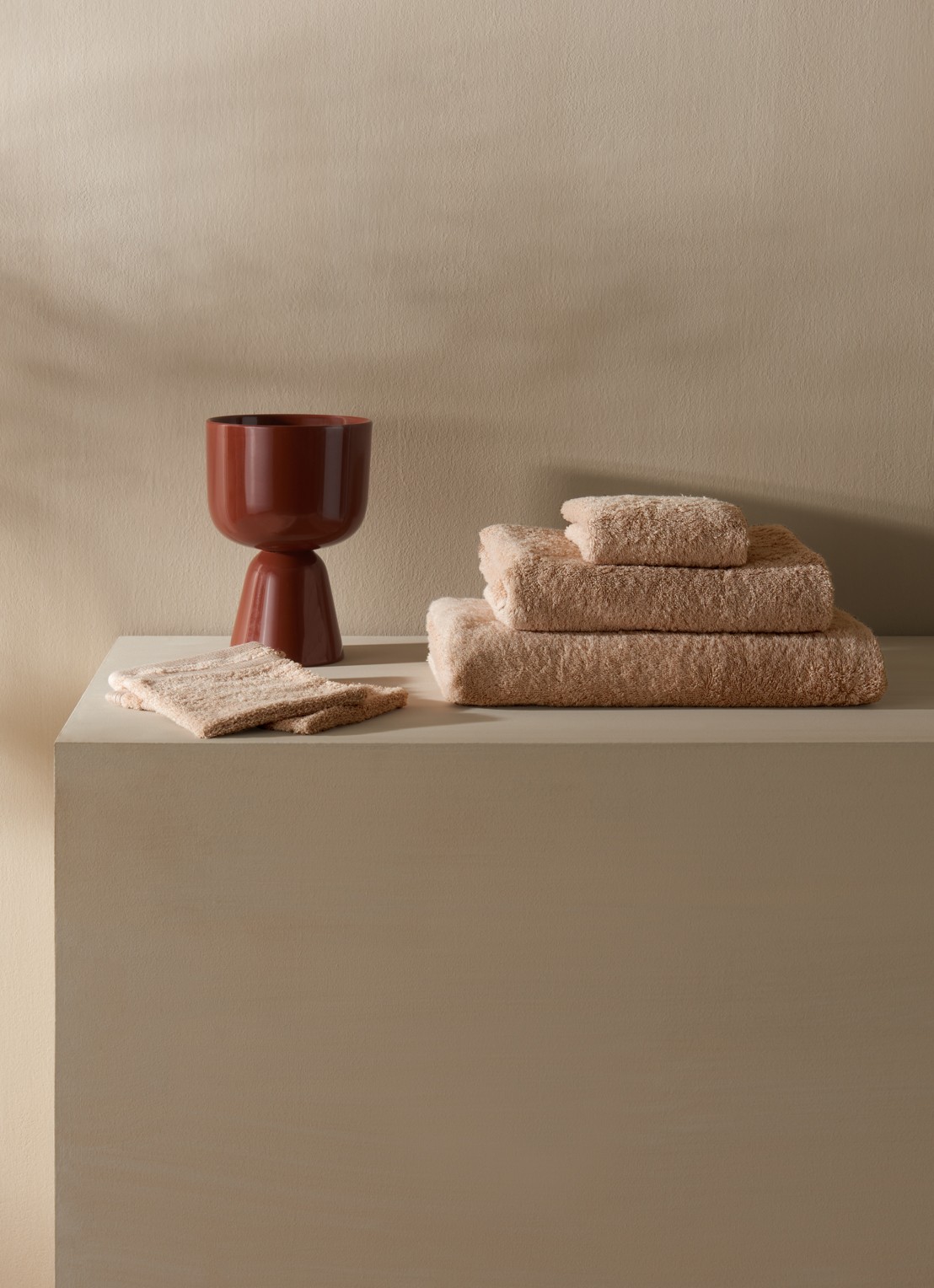 de Bijenkorf Home  Softness badlaken - 600 gr/m2 - 70 x 140 cm - voorkant 2 taupe