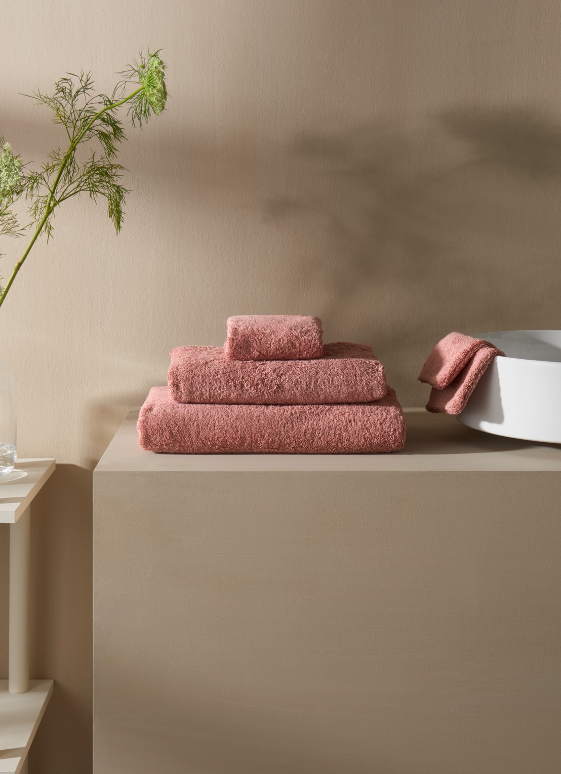 de Bijenkorf Home  Softness badlaken - 600 gr/m2 - 70 x 140 cm - voorkant 4 roze