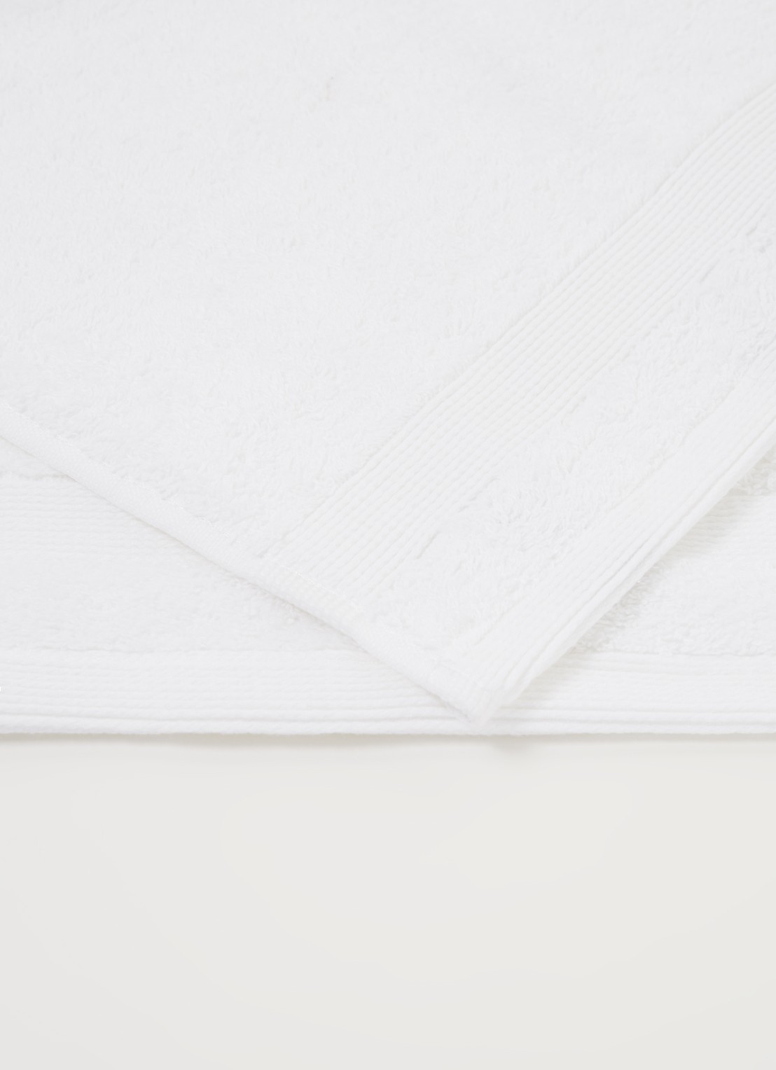 de Bijenkorf Home  Softness gastendoek - 600 gr/m2 - 30 x 50 cm - detail wit
