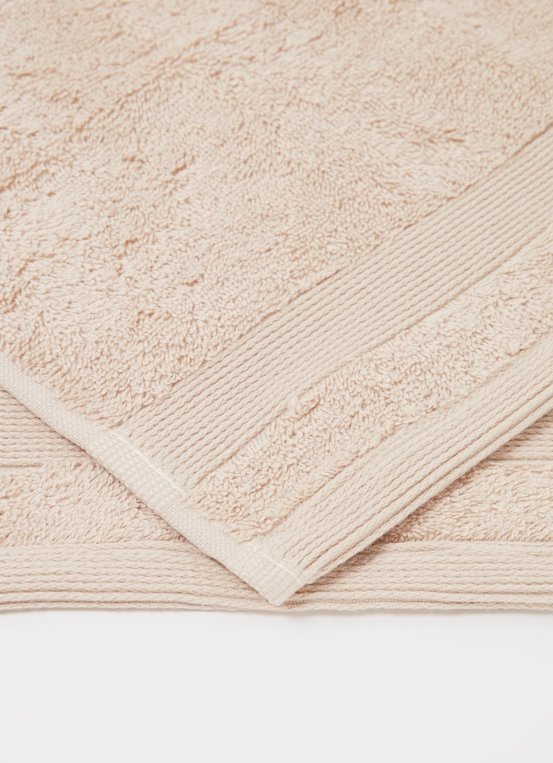 de Bijenkorf Home  Softness gastendoek - 600 gr/m2 - 30 x 50 cm - detail beige