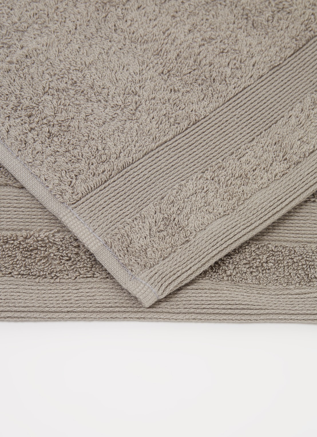 de Bijenkorf Home  Softness gastendoek - 600 gr/m2 - 30 x 50 cm - detail grijs