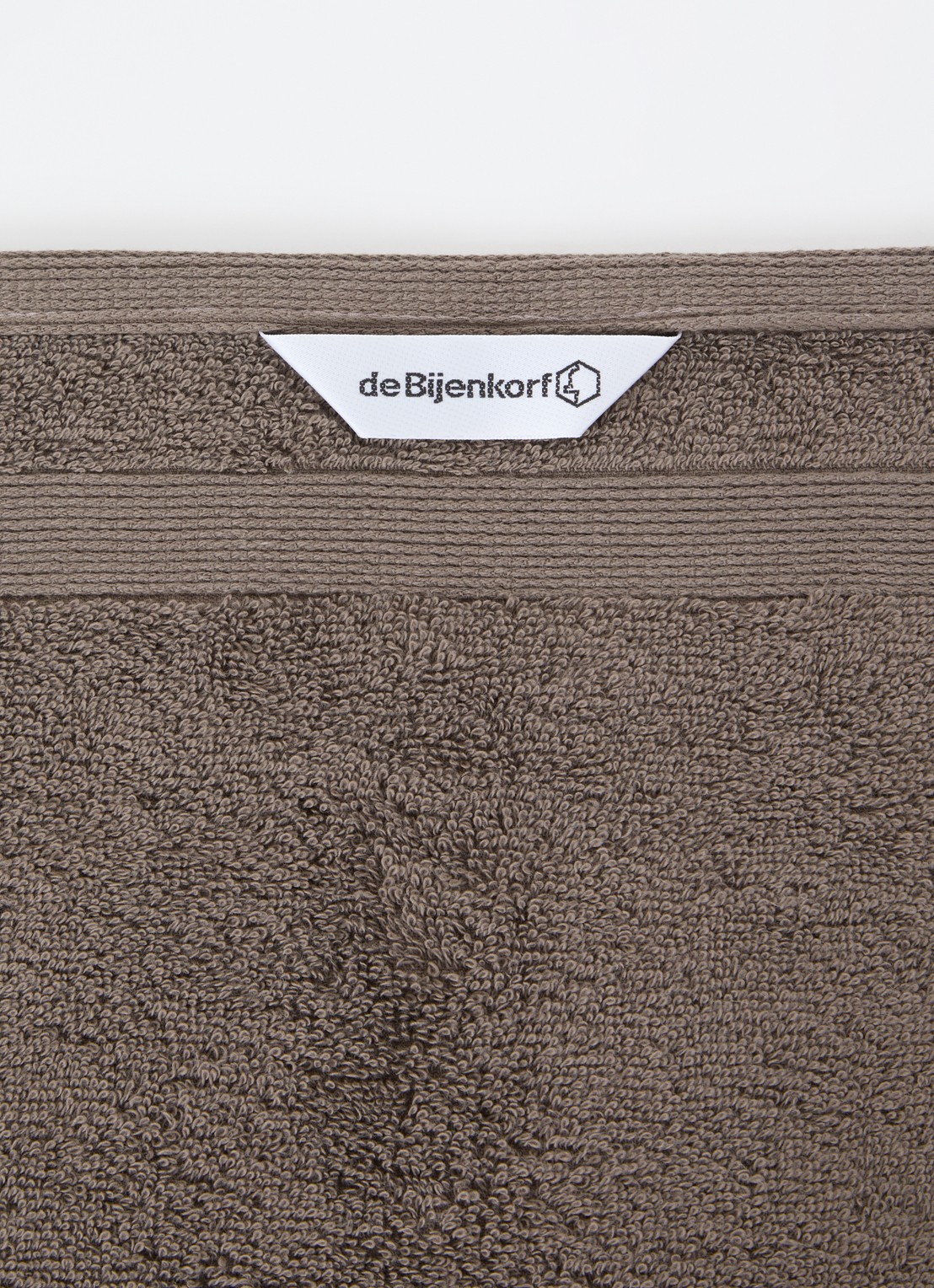 de Bijenkorf Home  Softness gastendoek - 600 gr/m2 - 30 x 50 cm - detail bruin