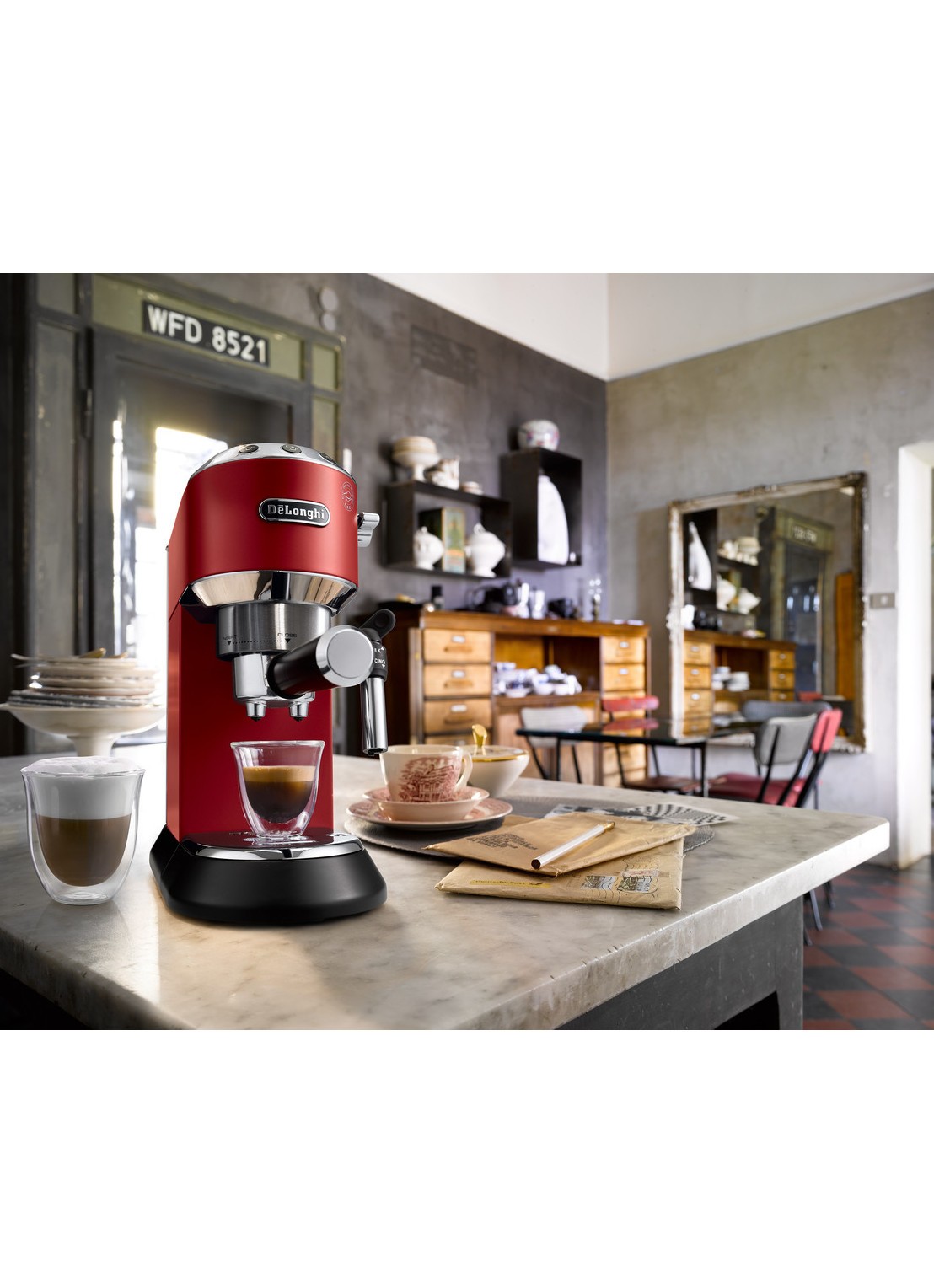 DeLonghi Dedica espressomachine EC685.R - voorkant 2 steenrood