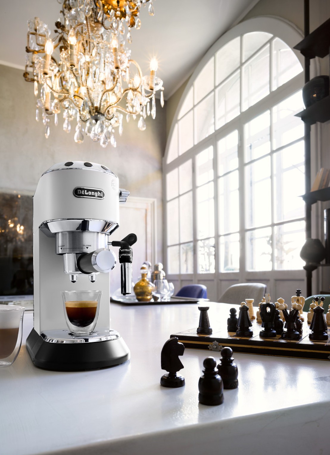 DeLonghi Dedica espressomachine EC685.W - voorkant 2 wit