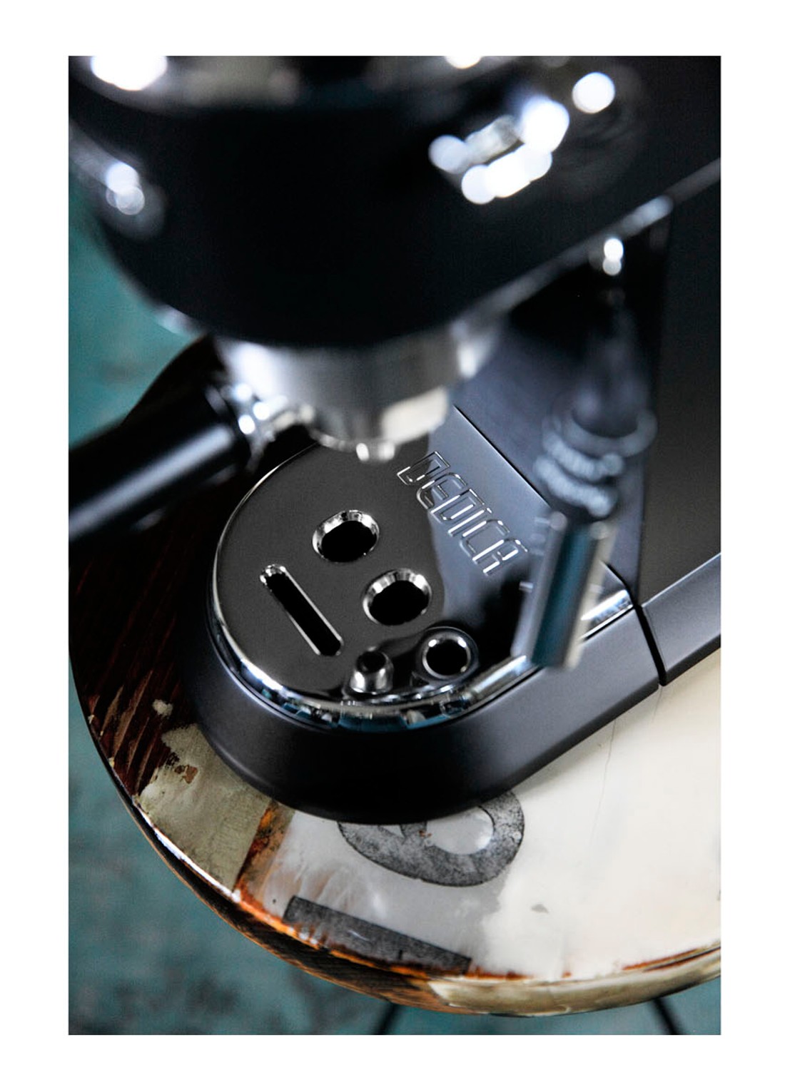 DeLonghi Dedica Style espressomachine EC685.BK - detail 7 zwart
