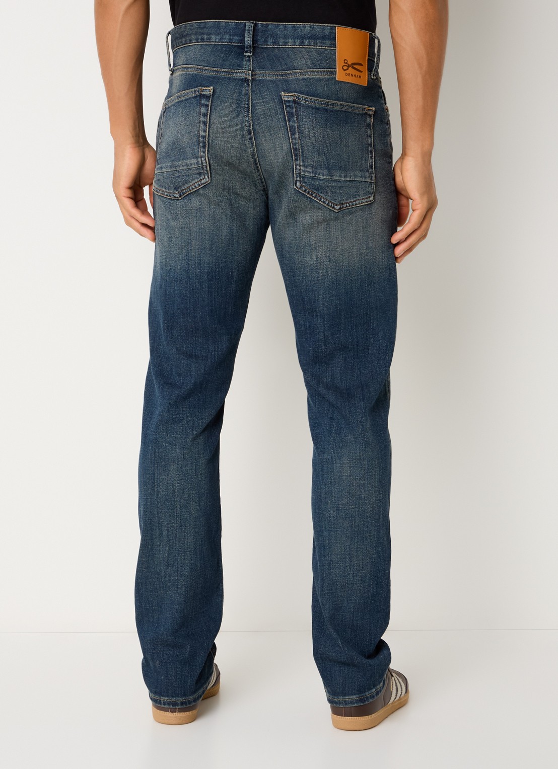 Denham Ridge straight leg jeans met medium wassing - achterkant 5 indigo