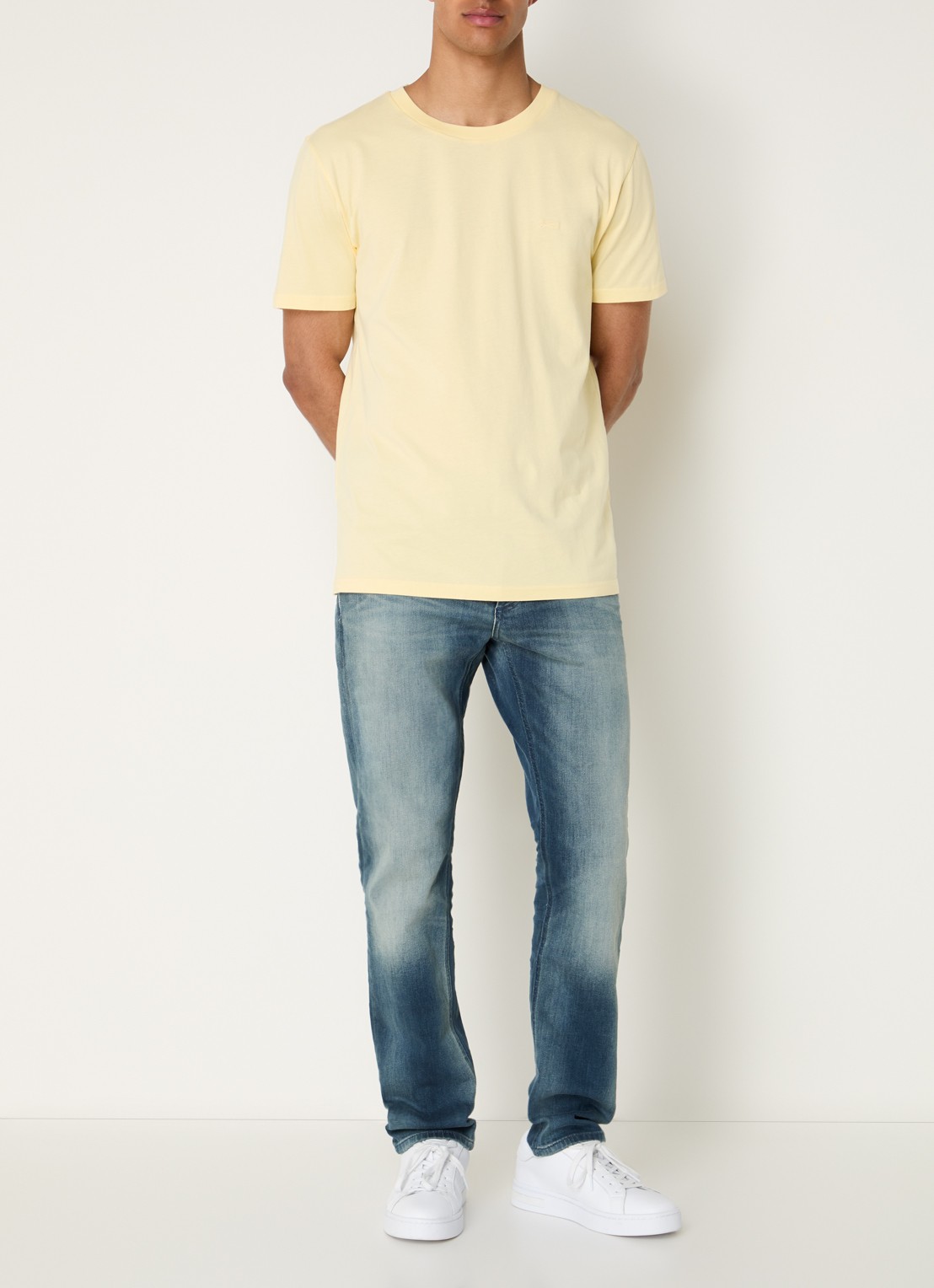 Denham T-shirt met logoborduring - voorkant 4 lichtgeel