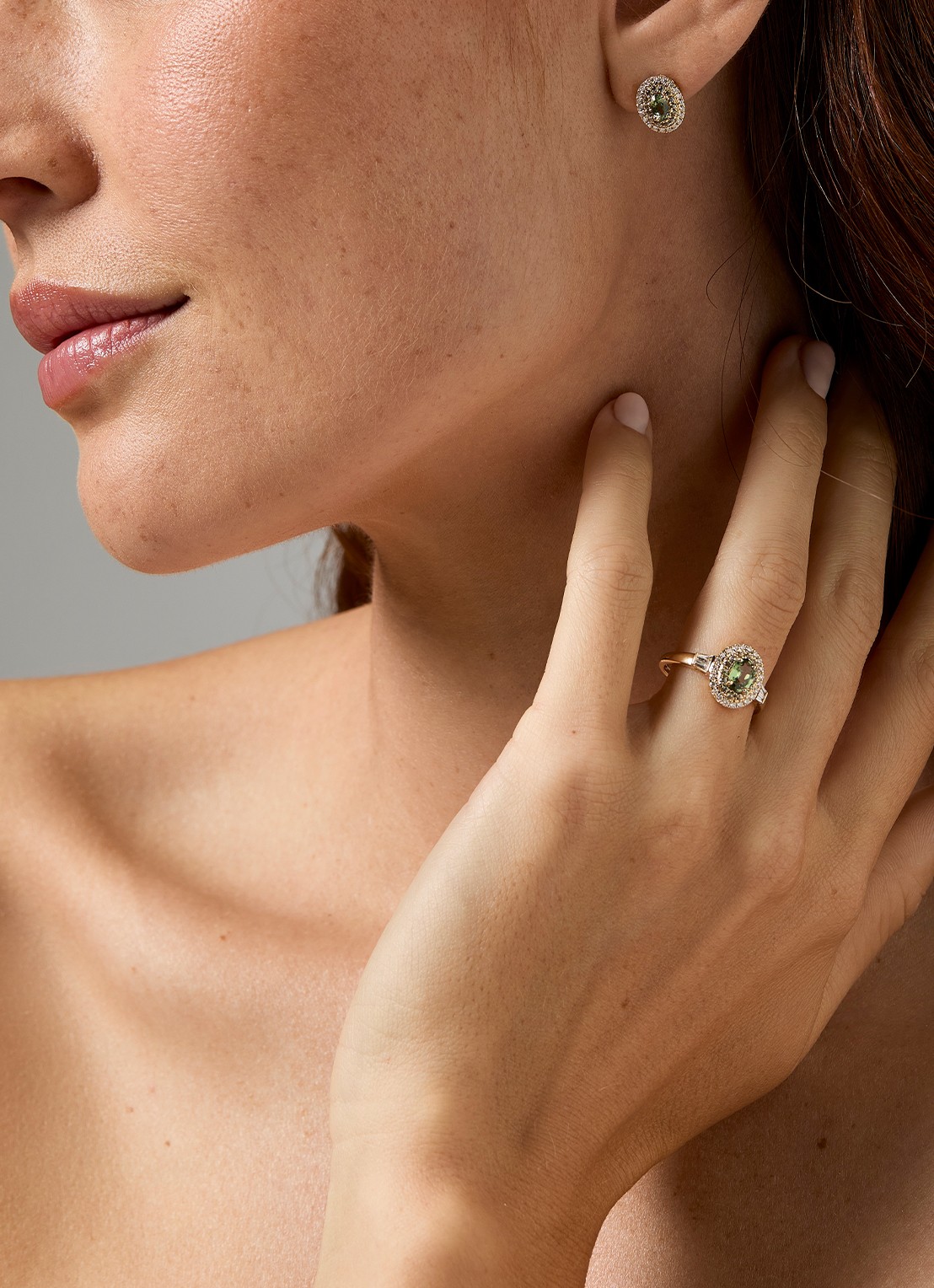 Diamond Point Geelgouden oorsieraden, 0.80 ct groene saffier, Eden - voorkant 3 geelgoud