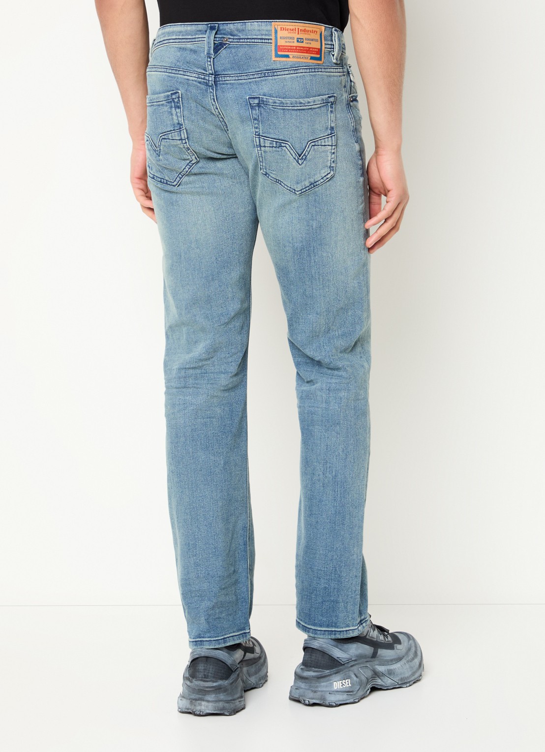 Diesel 1985 Larkee slim fit jeans met medium wassing - achterkant 8 indigo