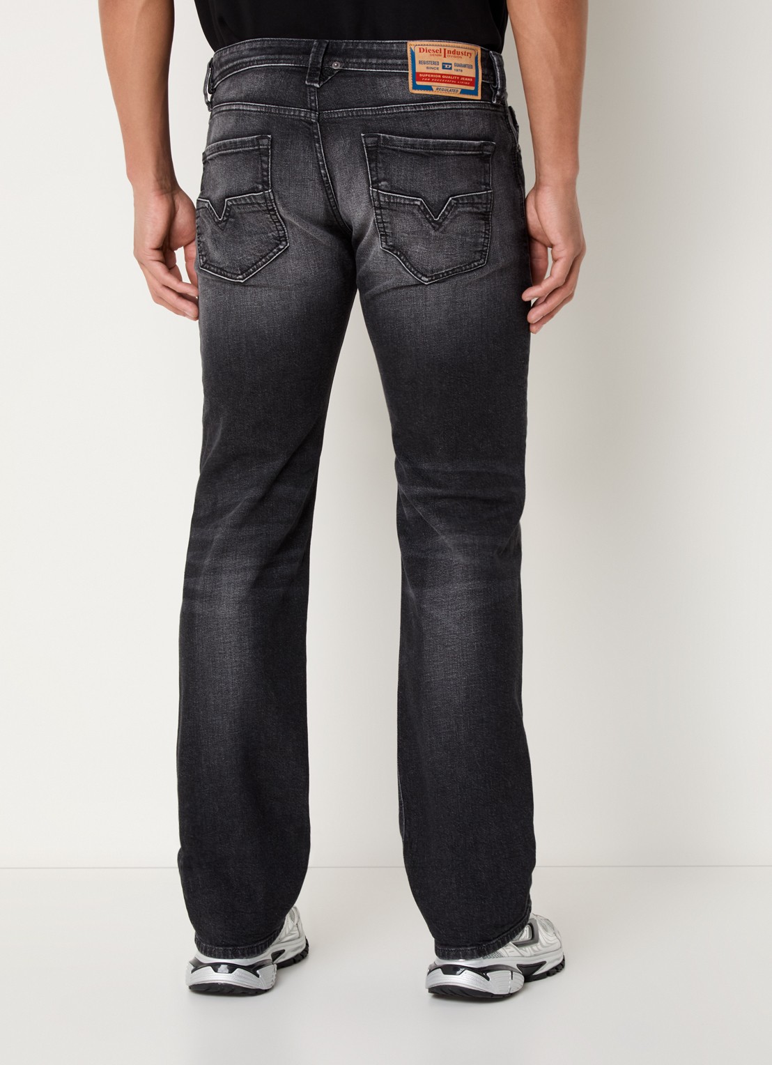 Diesel 1985 Larkee straight leg jeans met gekleurde wassing - achterkant antraciet