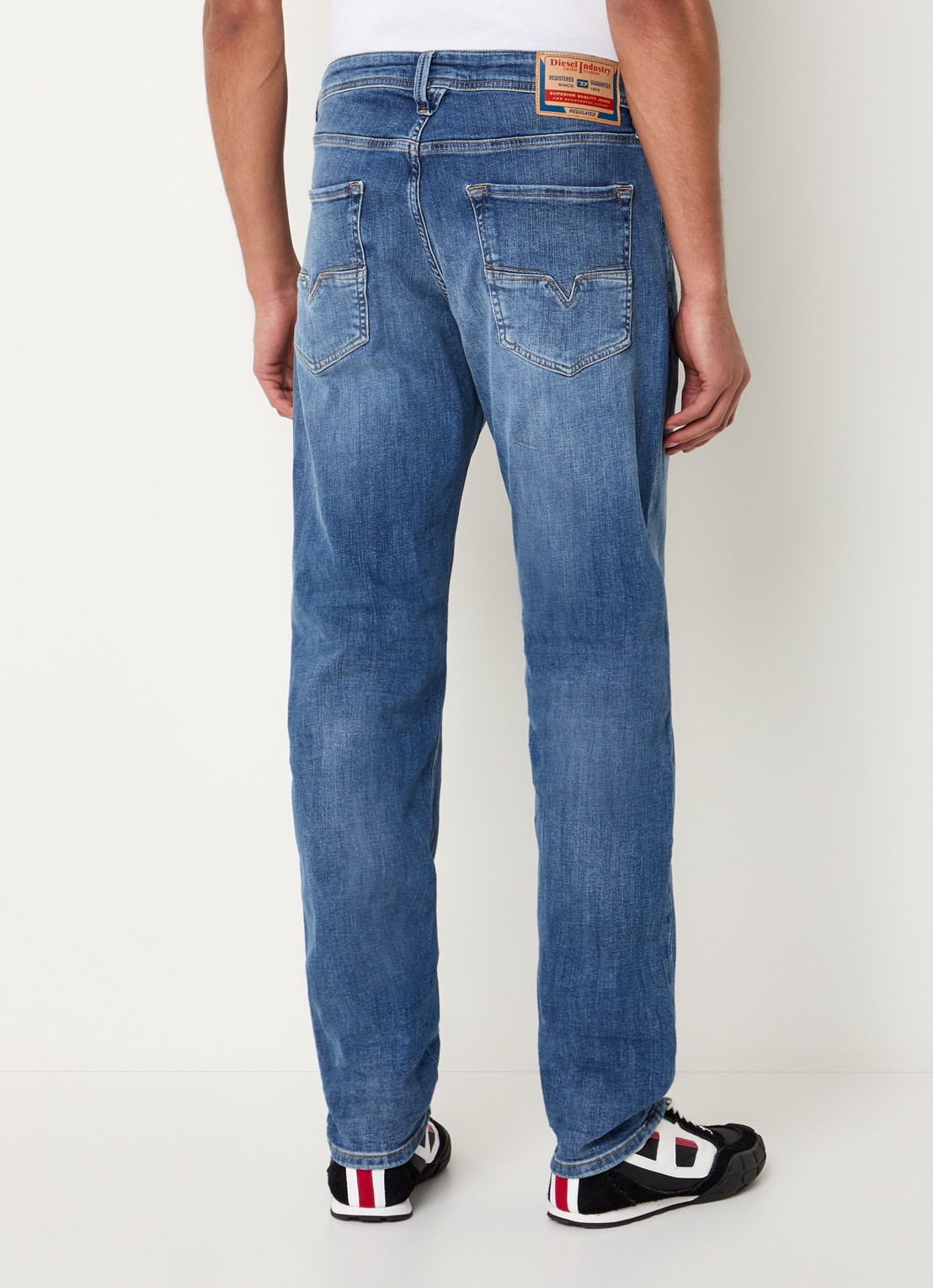 Diesel 1986 Larkee-Beex straight leg jeans met lichte wassing  - achterkant indigo