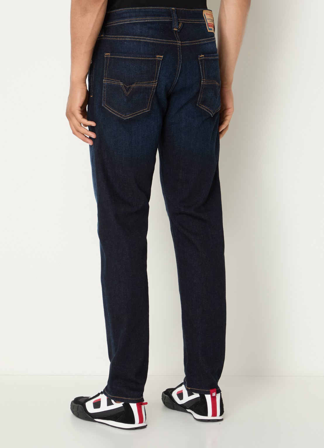 Diesel 1986 Larkee tapered fit jeans met donkere wassing - achterkant indigo