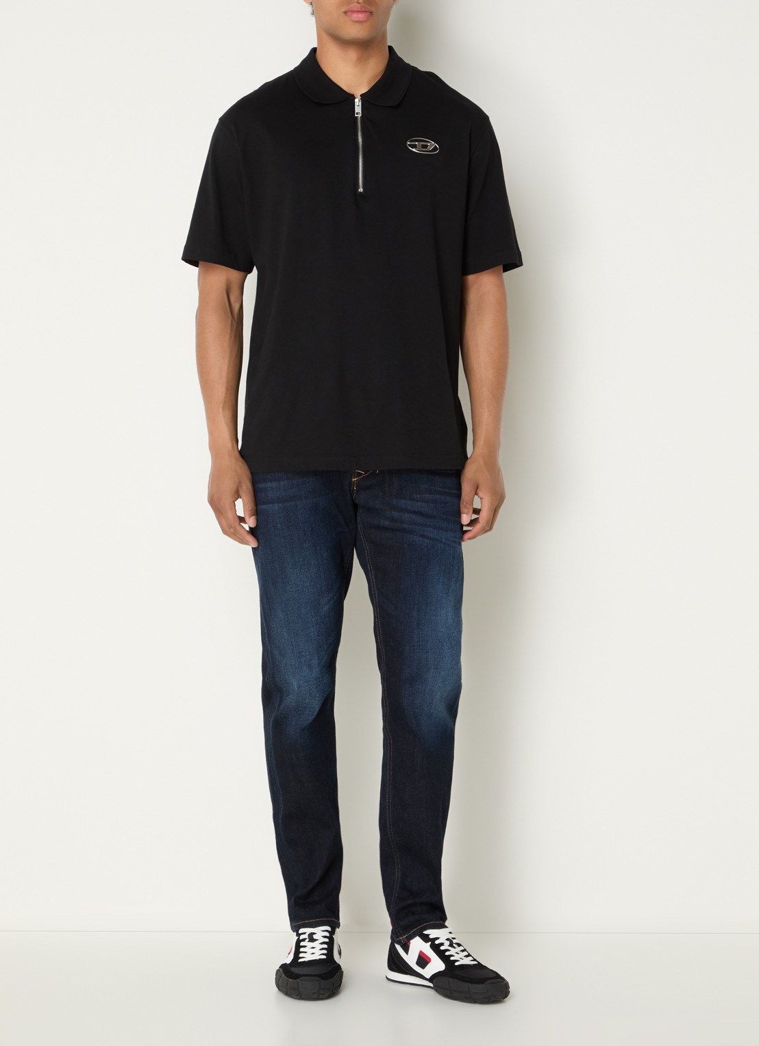 Diesel 1986 Larkee tapered fit jeans met donkere wassing - voorkant 3 indigo
