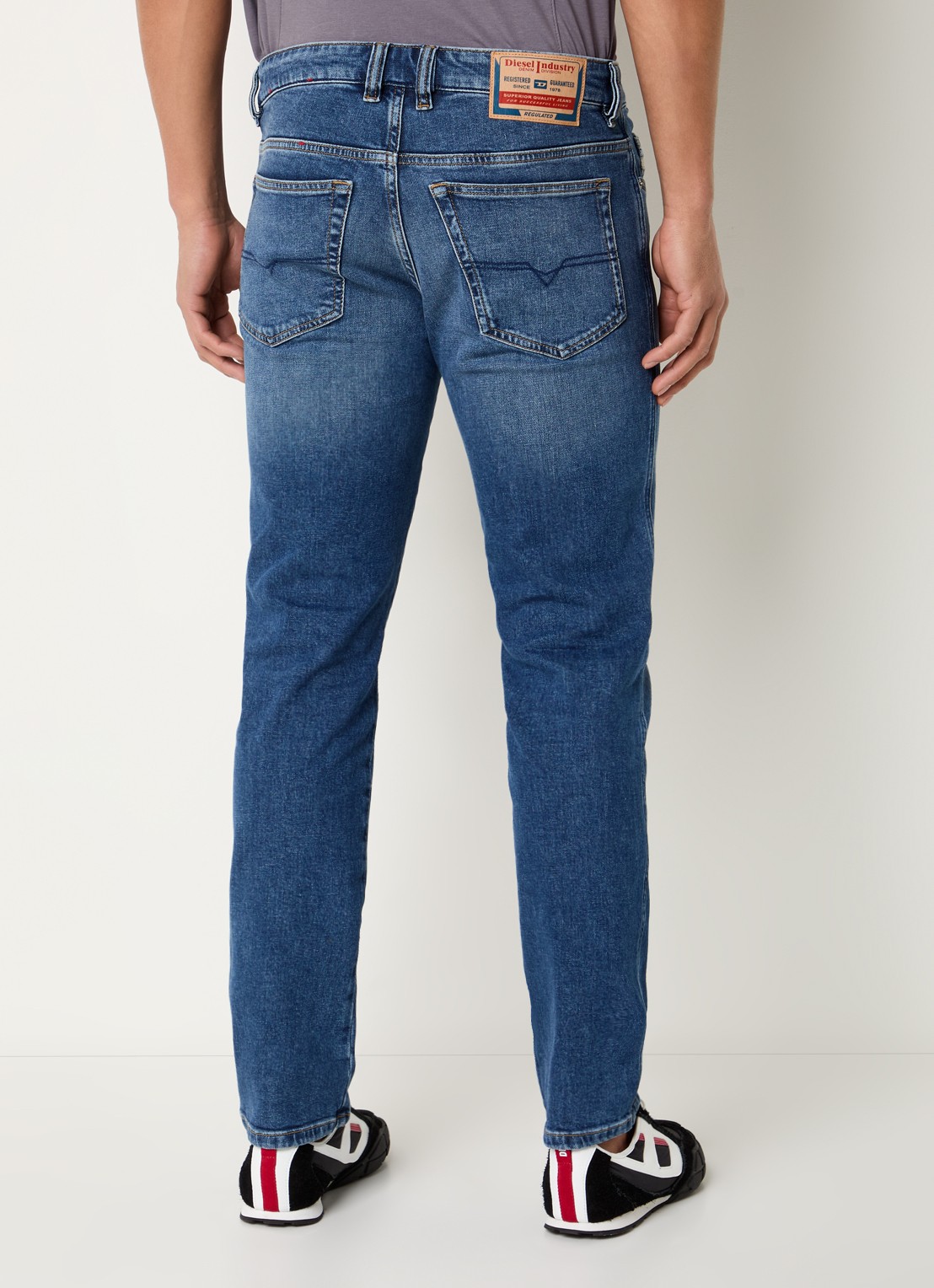Diesel 1993 D-VYL slim fit jeans met medium wassing - achterkant 3 indigo