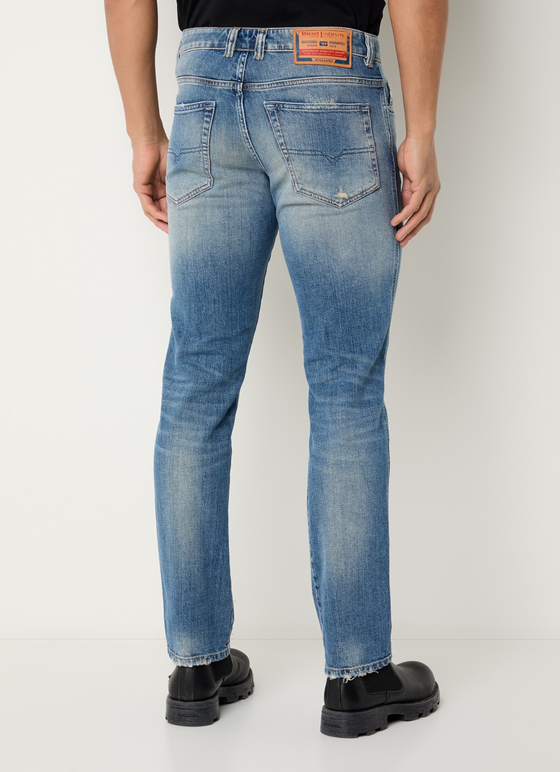 Diesel 1993 D-VYL slim fit jeans met medium wassing - achterkant indigo