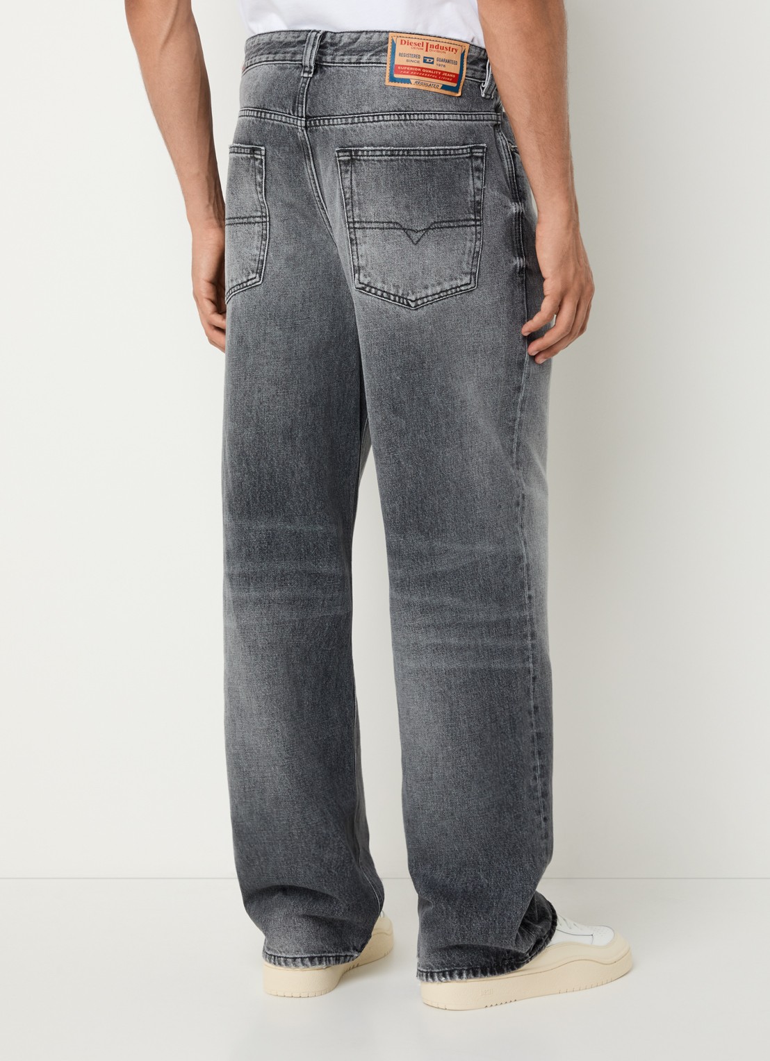 Diesel 2001 D-MACRO loose fit jeans met gekleurde wassing - achterkant donkergrijs
