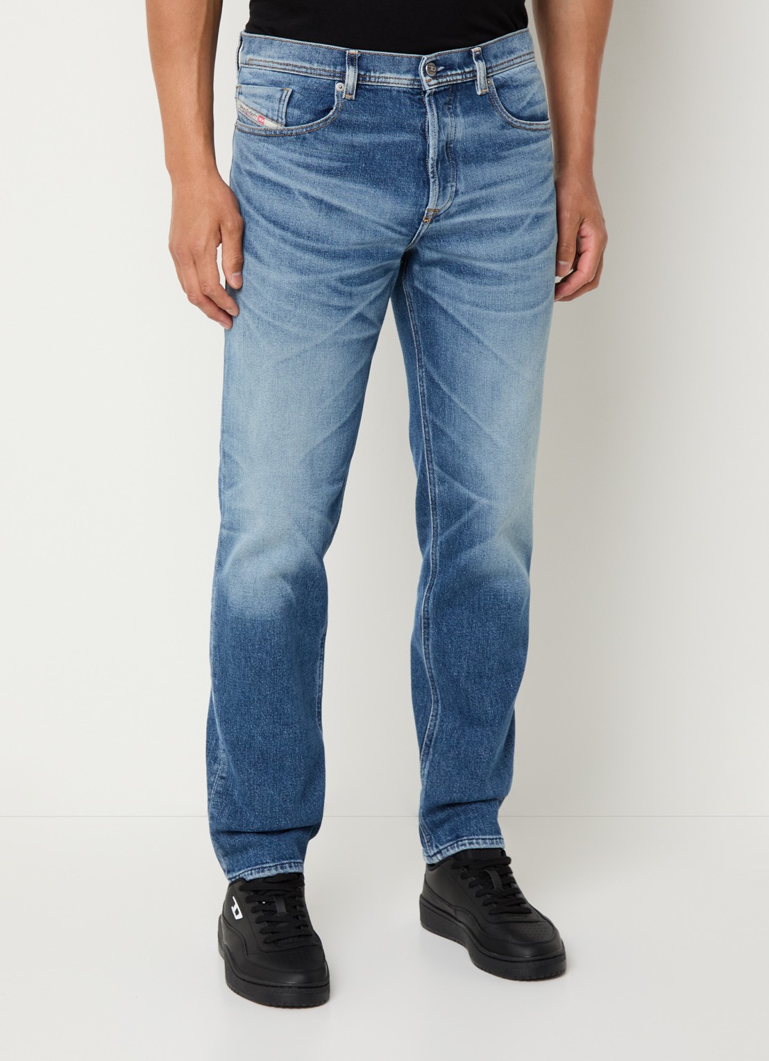 Diesel 2023 D-Finitive regular fit jeans met medium wassing - detail 2 indigo