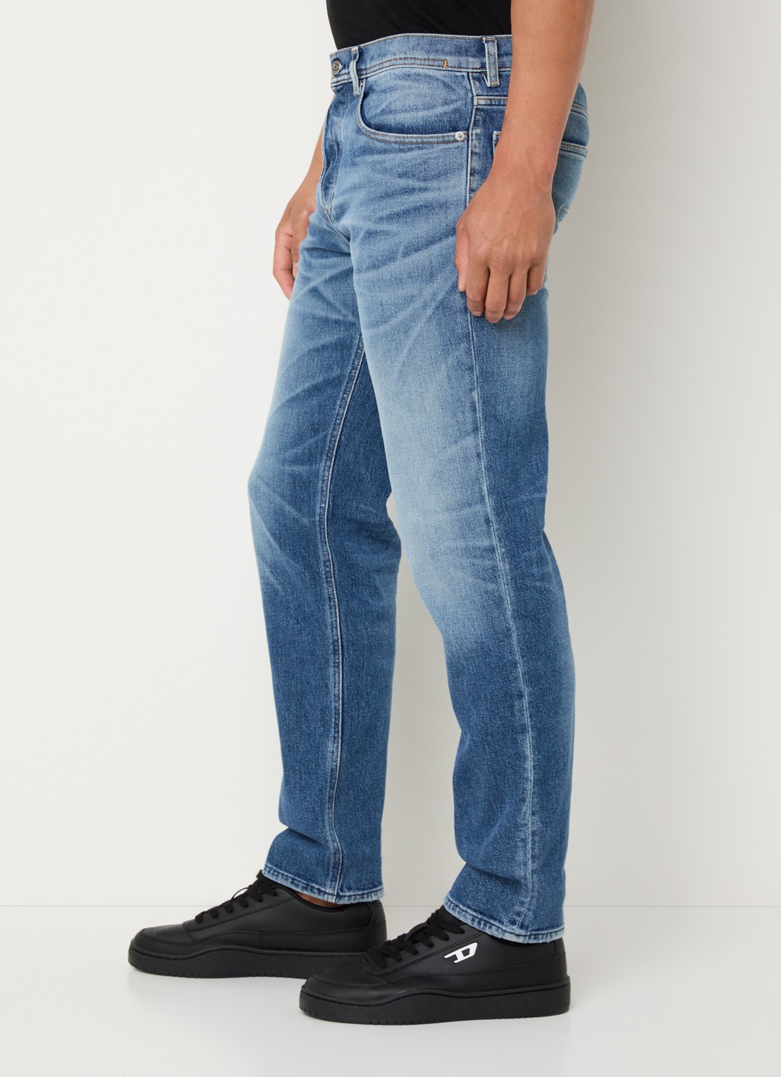 Diesel 2023 D-Finitive regular fit jeans met medium wassing - detail 3 indigo