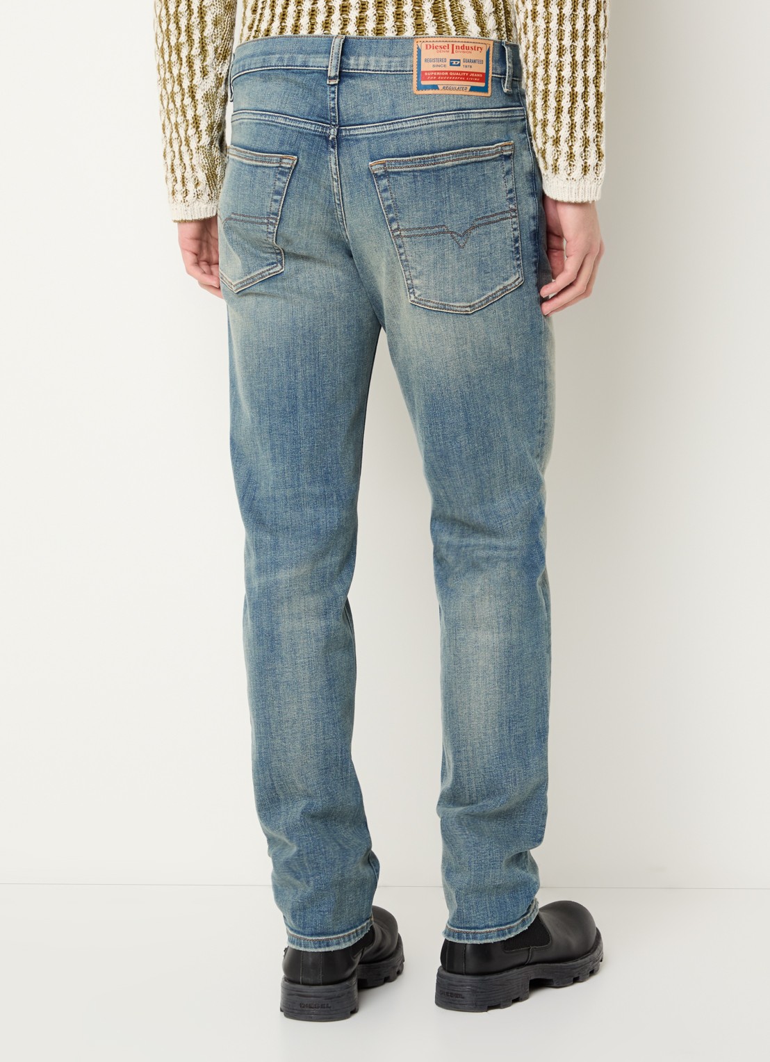 Diesel 2023 D-finitive regular fit jeans met medium wassing - achterkant 5 indigo