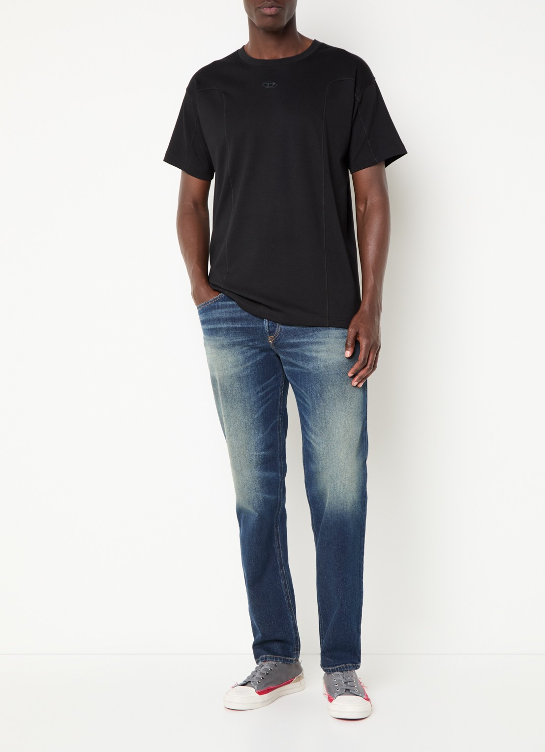 Diesel 2023 D-Finitive slim fit jeans met donkere wassing - voorkant 2 indigo