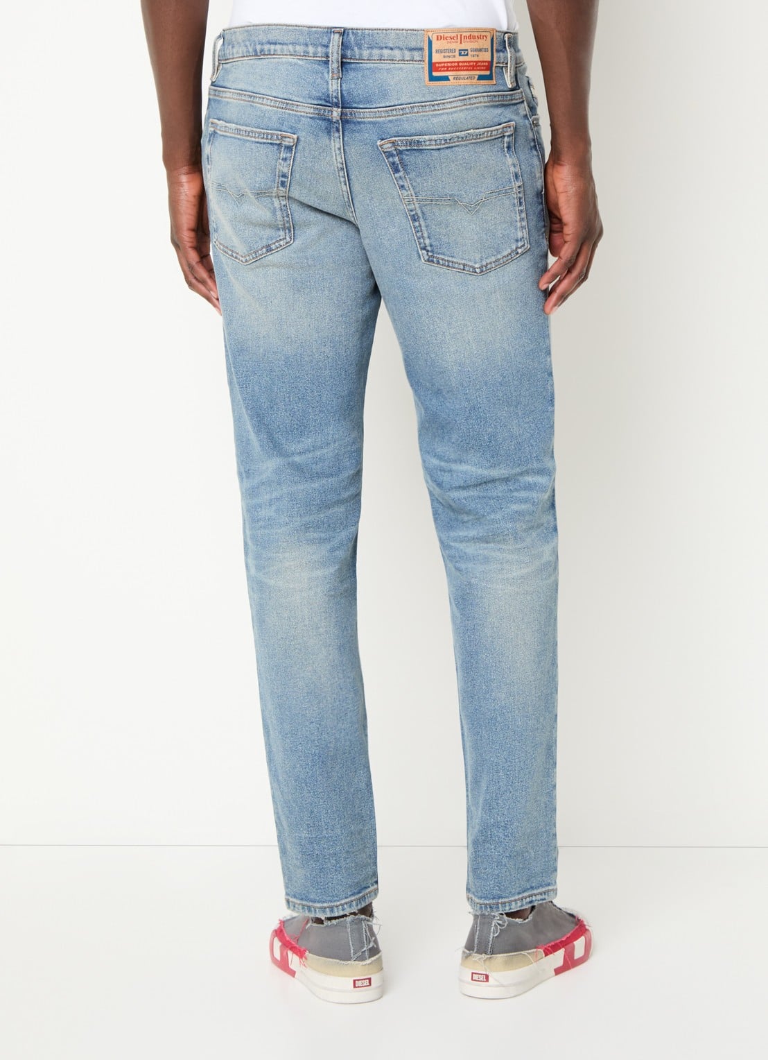 Diesel 2023 D-Finitive slim fit jeans met lichte wassing - achterkant 5 indigo