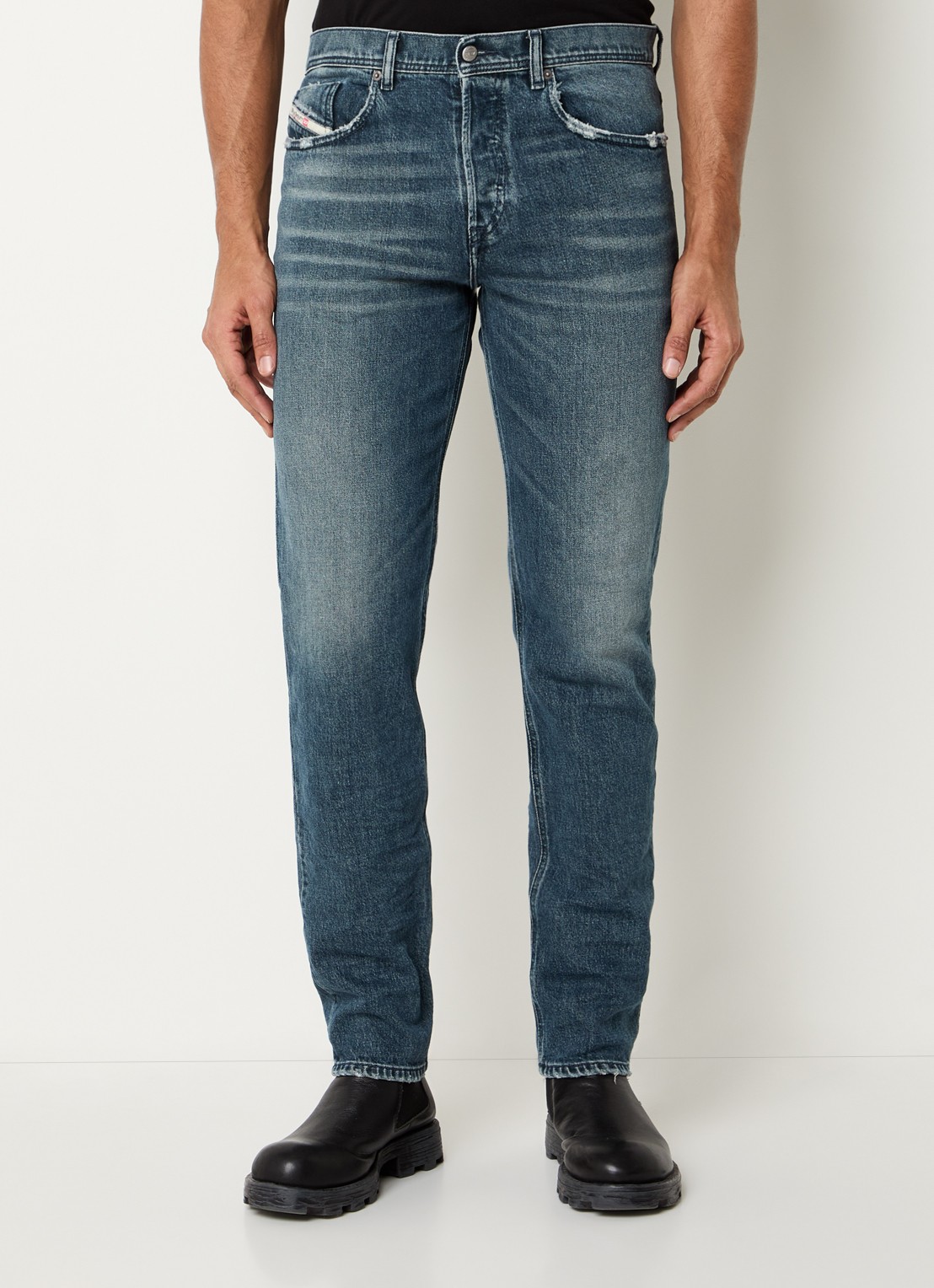 Diesel 2023 D-Finitive slim fit jeans  met medium wassing - detail 4 indigo