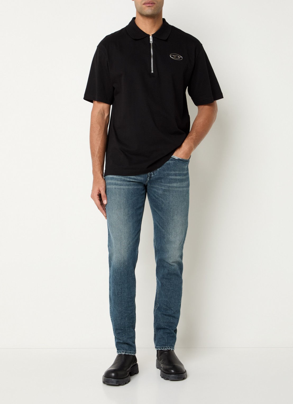 Diesel 2023 D-Finitive slim fit jeans  met medium wassing - voorkant 2 indigo