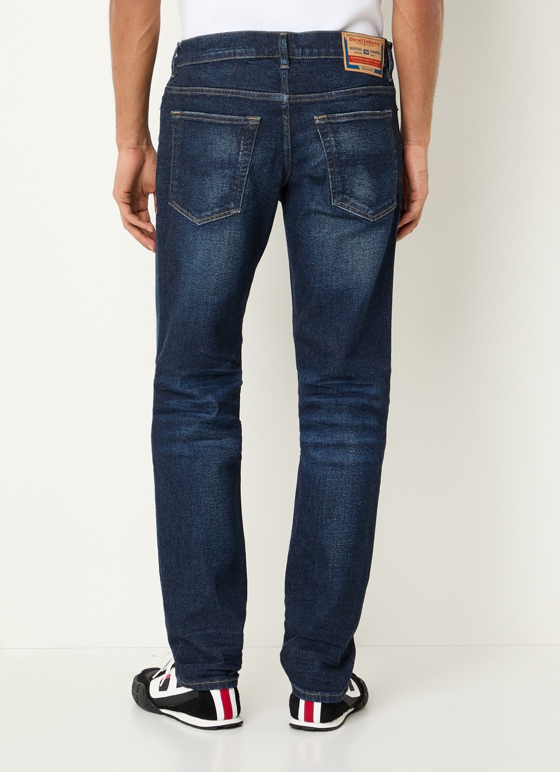 Diesel 2023 D-finitive straight fit jeans met medium wassing - achterkant indigo