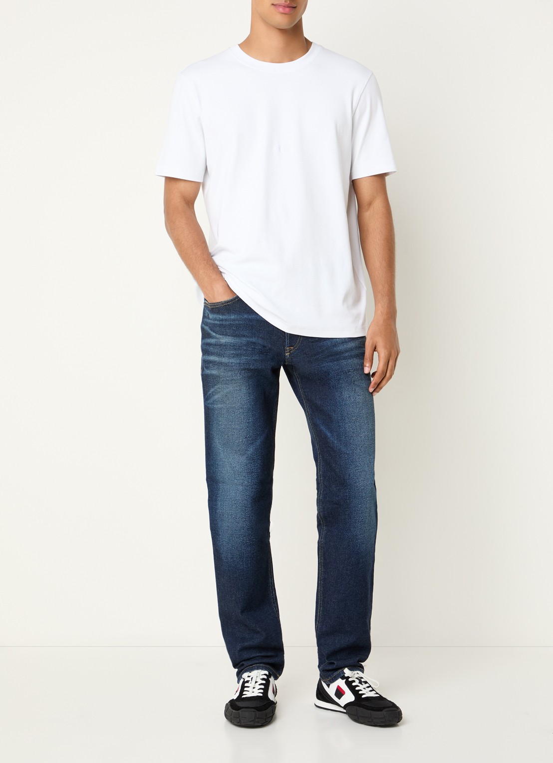 Diesel 2023 D-finitive straight fit jeans met medium wassing - voorkant 3 indigo