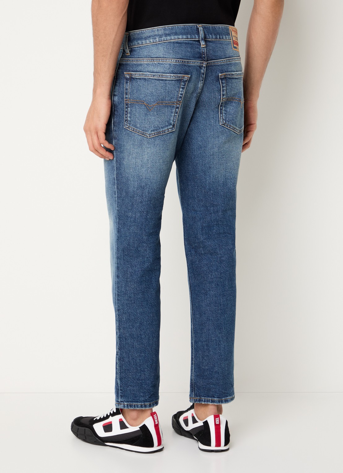 Diesel 2023 D-Finitive straight leg jeans met donkere wassing - achterkant 5 indigo