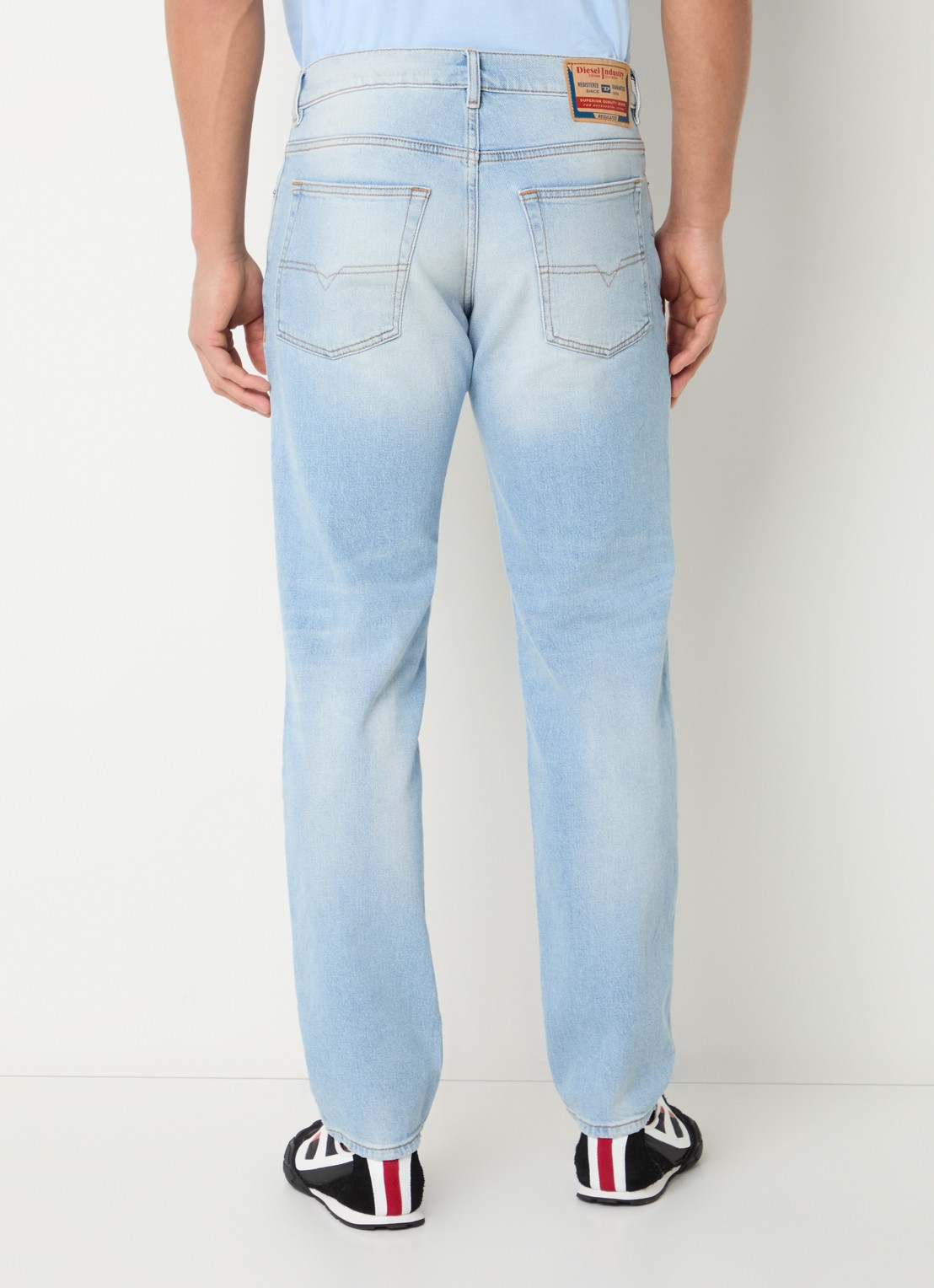 Diesel 2023 D-Finitive straight leg jeans met lichte wassing - achterkant indigo