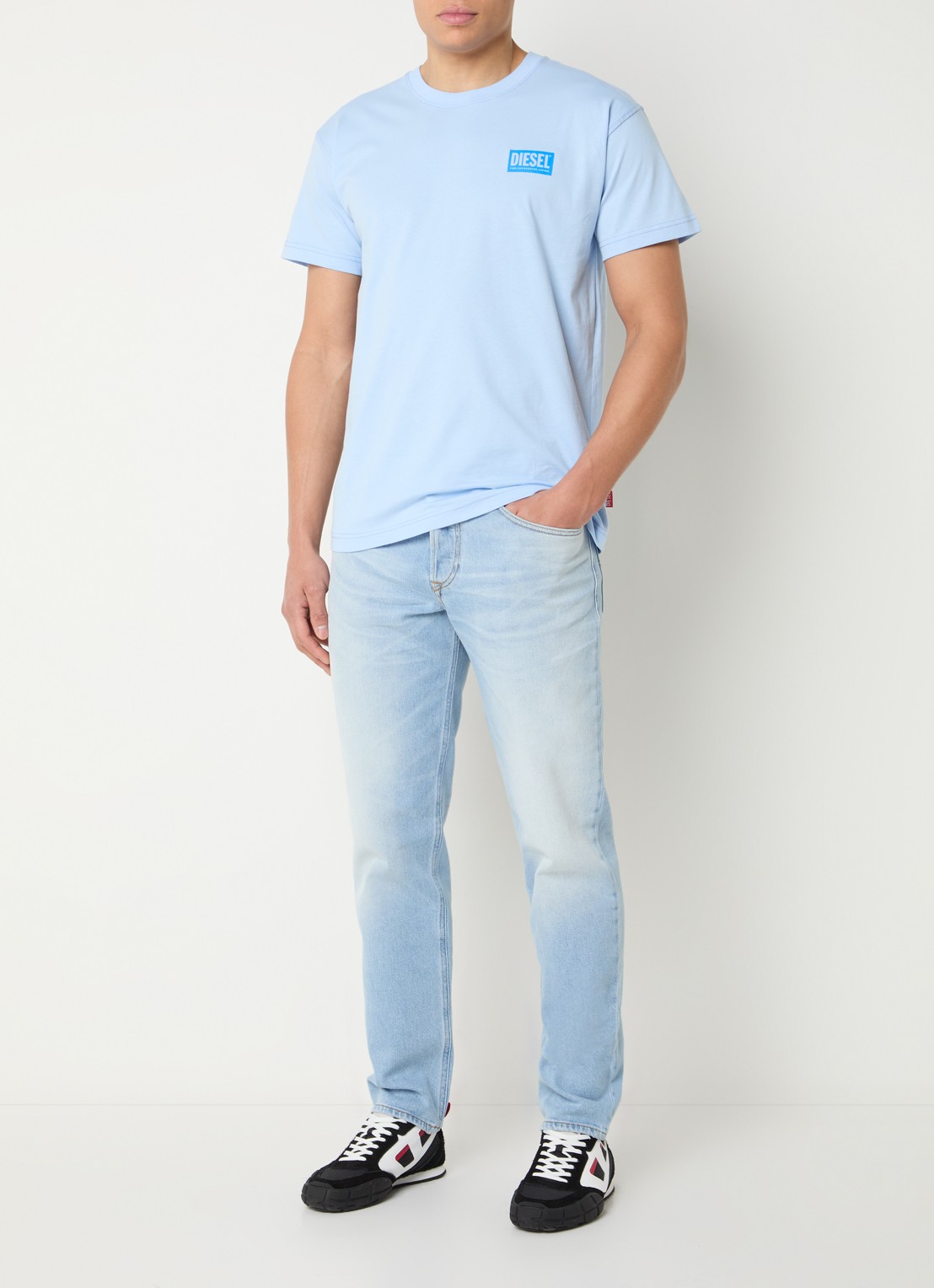 Diesel 2023 D-Finitive straight leg jeans met lichte wassing - voorkant 3 indigo