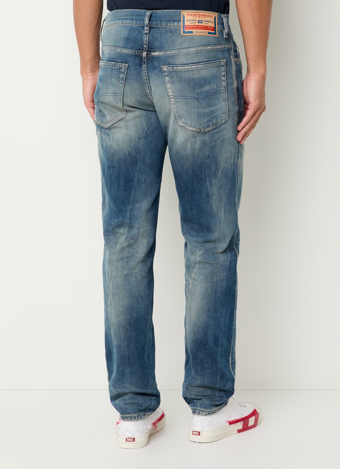 Diesel 2023 D-Finitive straight leg jeans met medium wassing - achterkant 3 indigo