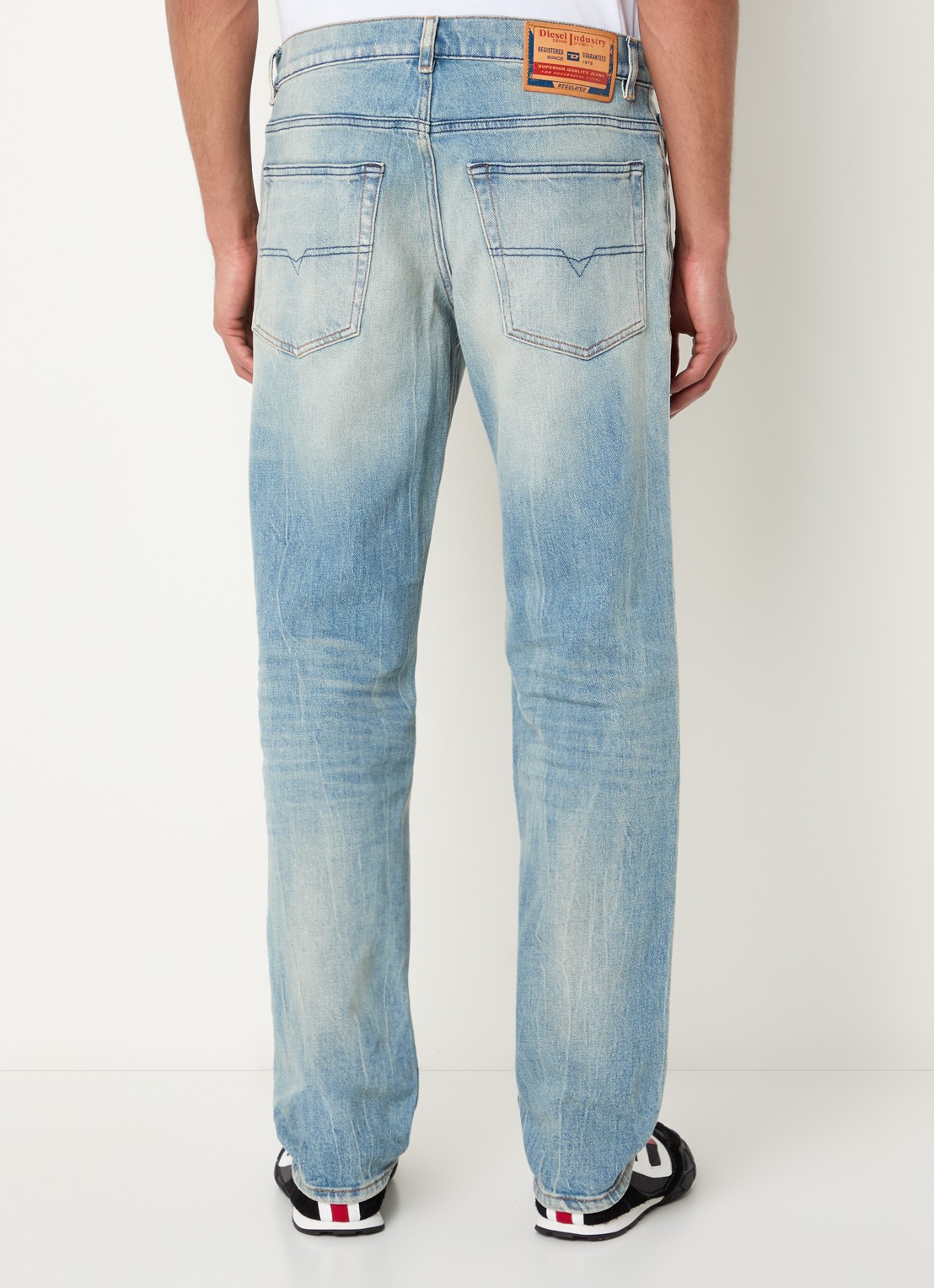 Diesel 2023 D-Finitive straight leg jeans met medium wassing - achterkant indigo