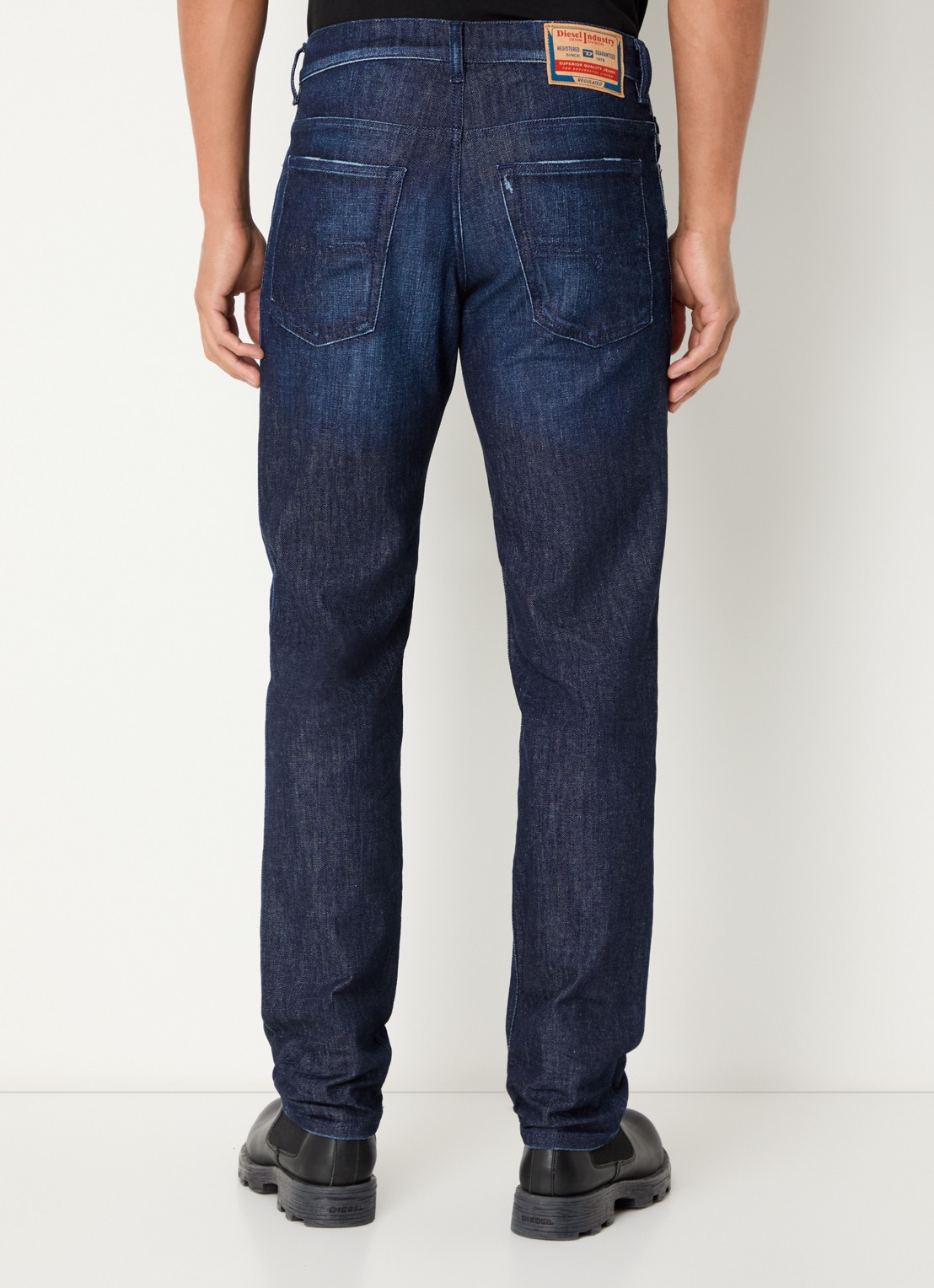 Diesel 2023 D-Finitive tapered fit jeans met donkere wassing - achterkant 5 indigo